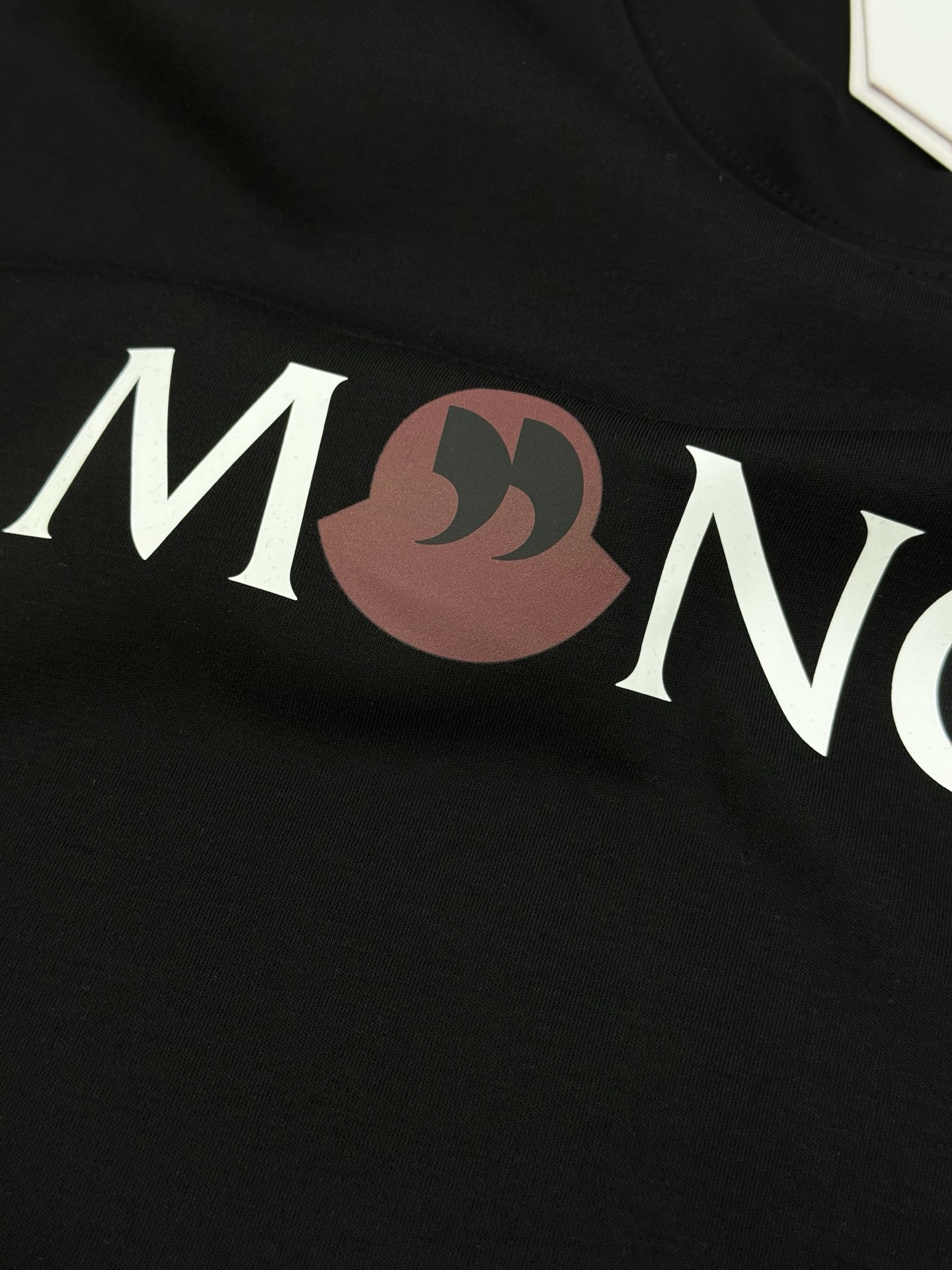 Moncler蒙口25s新款莫代尔T恤.品牌字母logo印花设计.涂鸦造型.呈现特别之处.袖口位置经典小