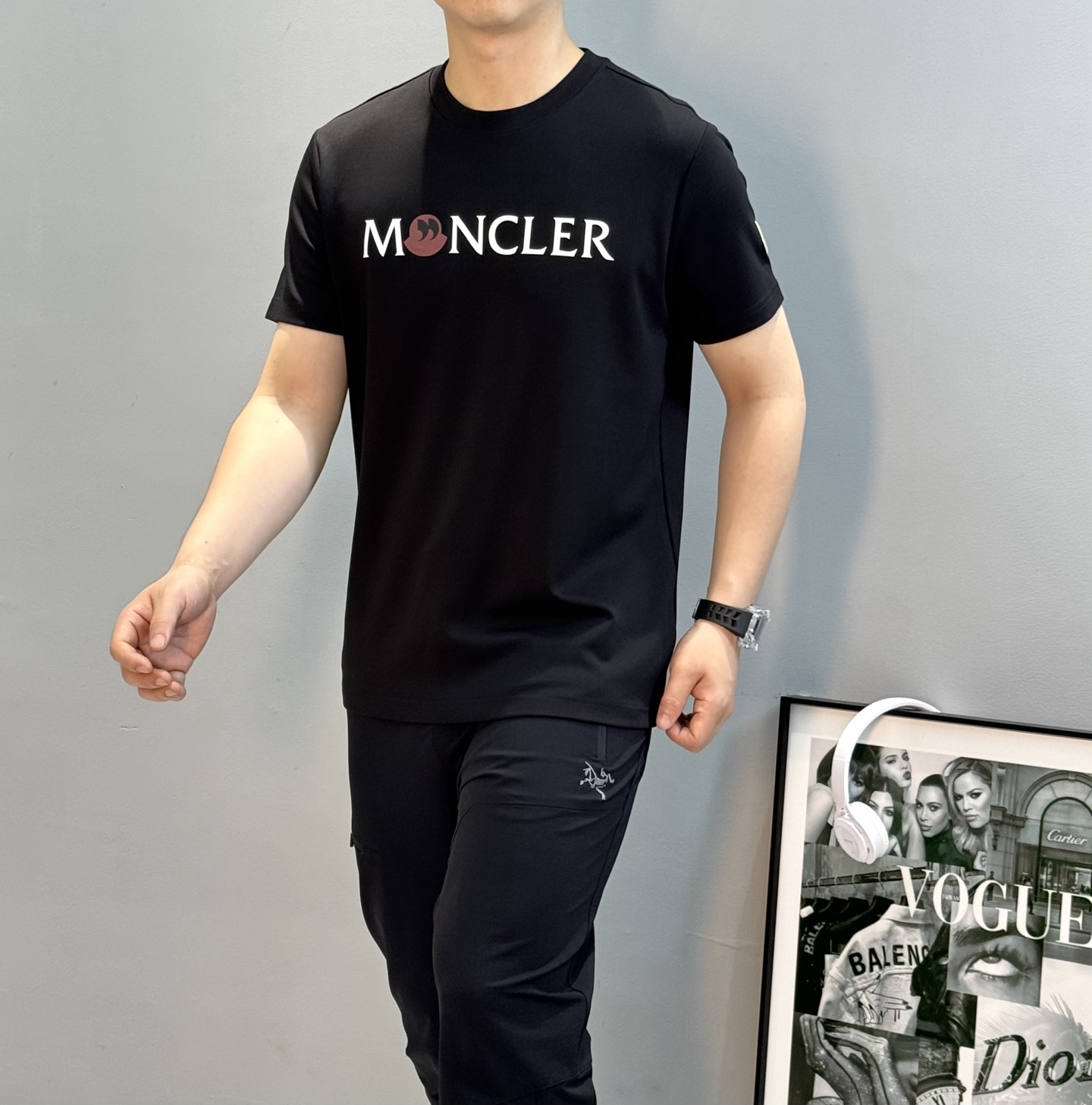 Moncler蒙口25s新款莫代尔T恤.品牌字母logo印花设计.涂鸦造型.呈现特别之处.袖口位置经典小