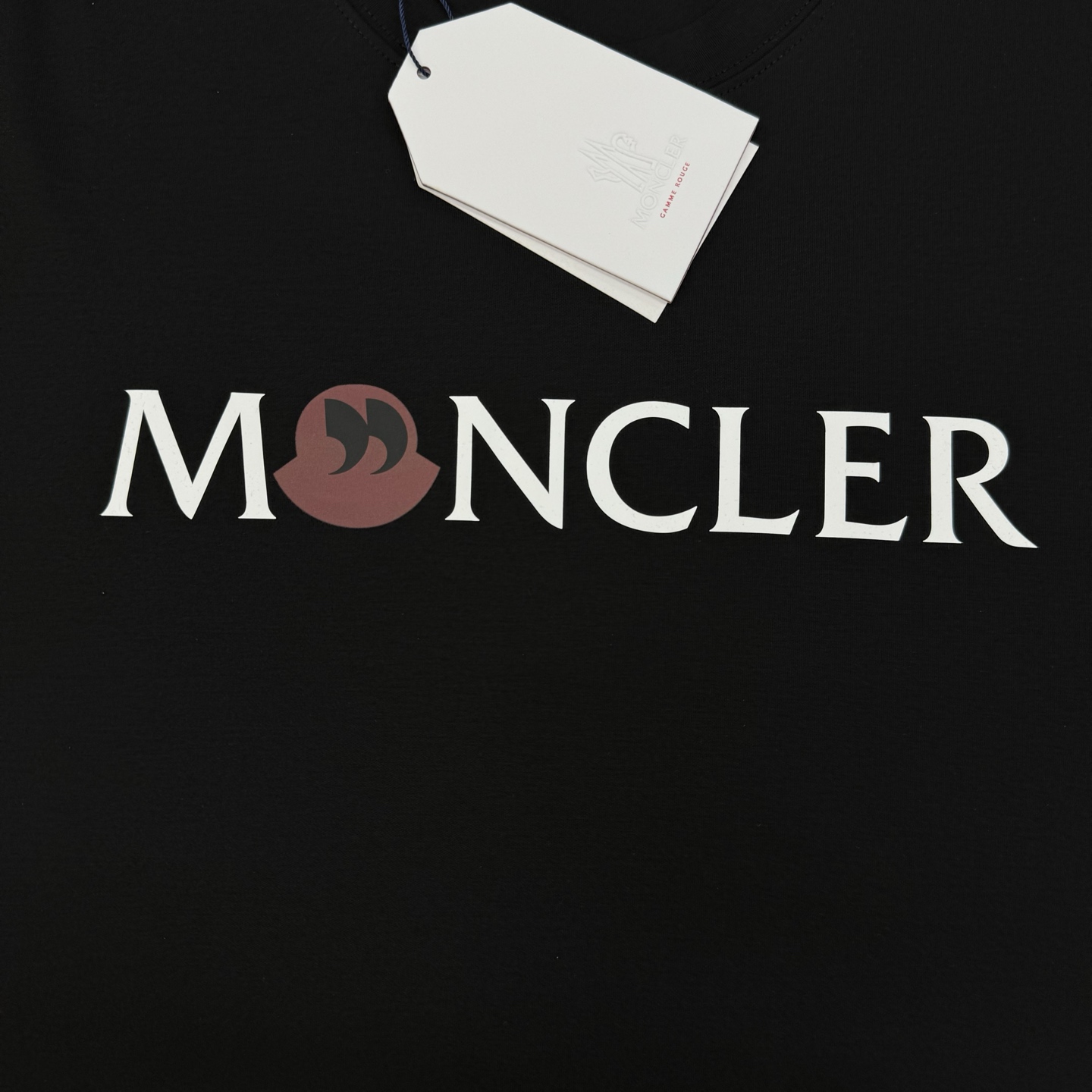 Moncler蒙口25s新款莫代尔T恤.品牌字母logo印花设计.涂鸦造型.呈现特别之处.袖口位置经典小