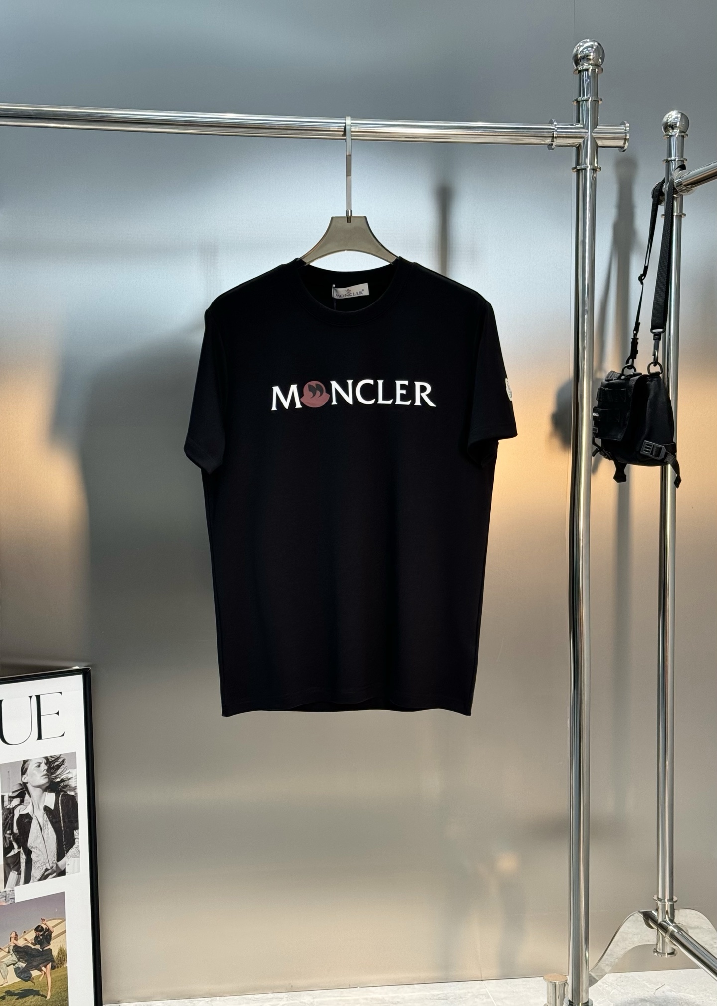 Moncler蒙口25s新款莫代尔T恤.品牌字母logo印花设计.涂鸦造型.呈现特别之处.袖口位置经典小