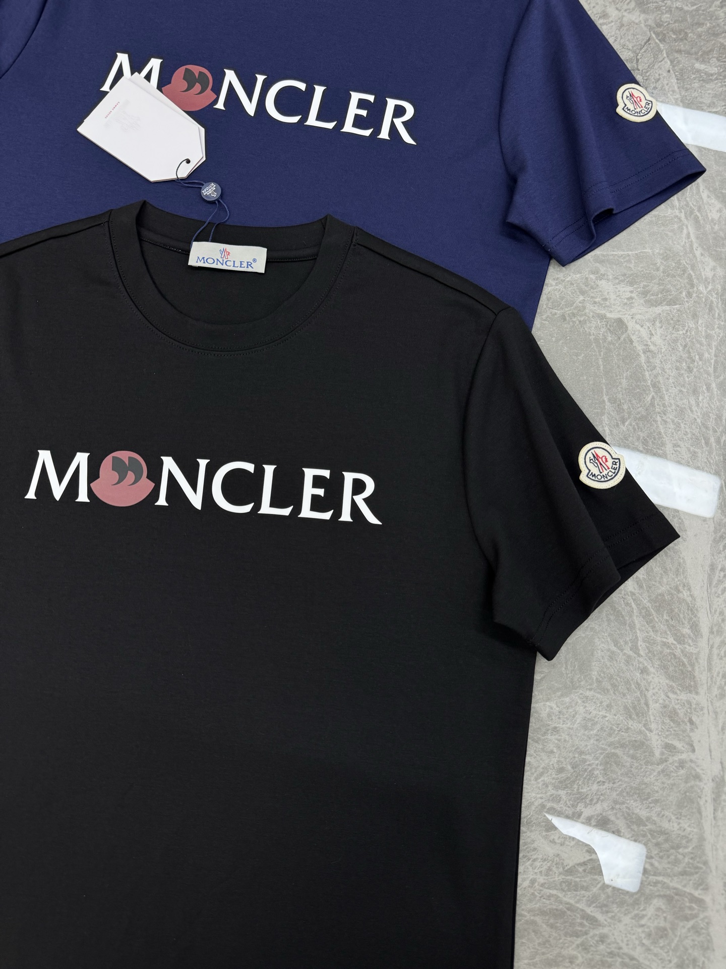 Moncler蒙口25s新款莫代尔T恤.品牌字母logo印花设计.涂鸦造型.呈现特别之处.袖口位置经典小