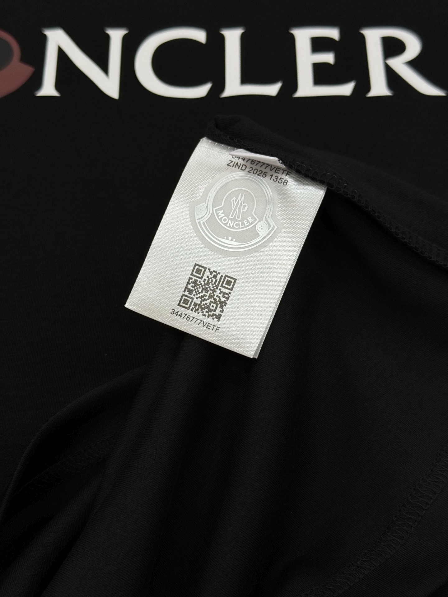 Moncler蒙口25s新款莫代尔T恤.品牌字母logo印花设计.涂鸦造型.呈现特别之处.袖口位置经典小