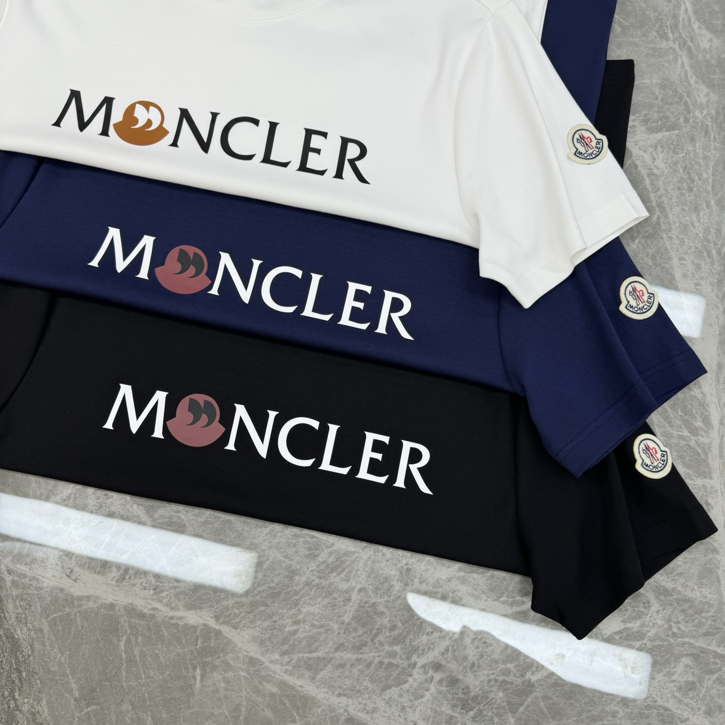 Moncler蒙口25s新款莫代尔T恤.品牌字母logo印花设计.涂鸦造型.呈现特别之处.袖口位置经典小