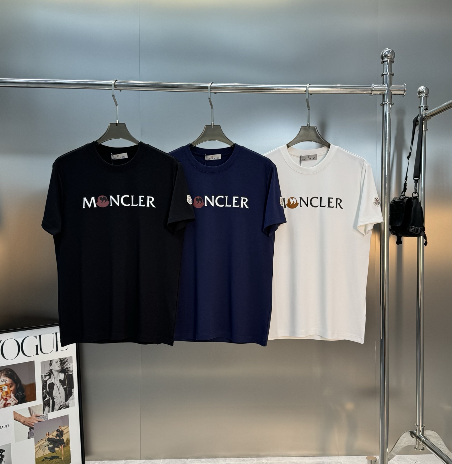 Moncler蒙口25s新款莫代尔T恤.品牌字母logo印花设计.涂鸦造型.呈现特别之处.袖口位置经典小