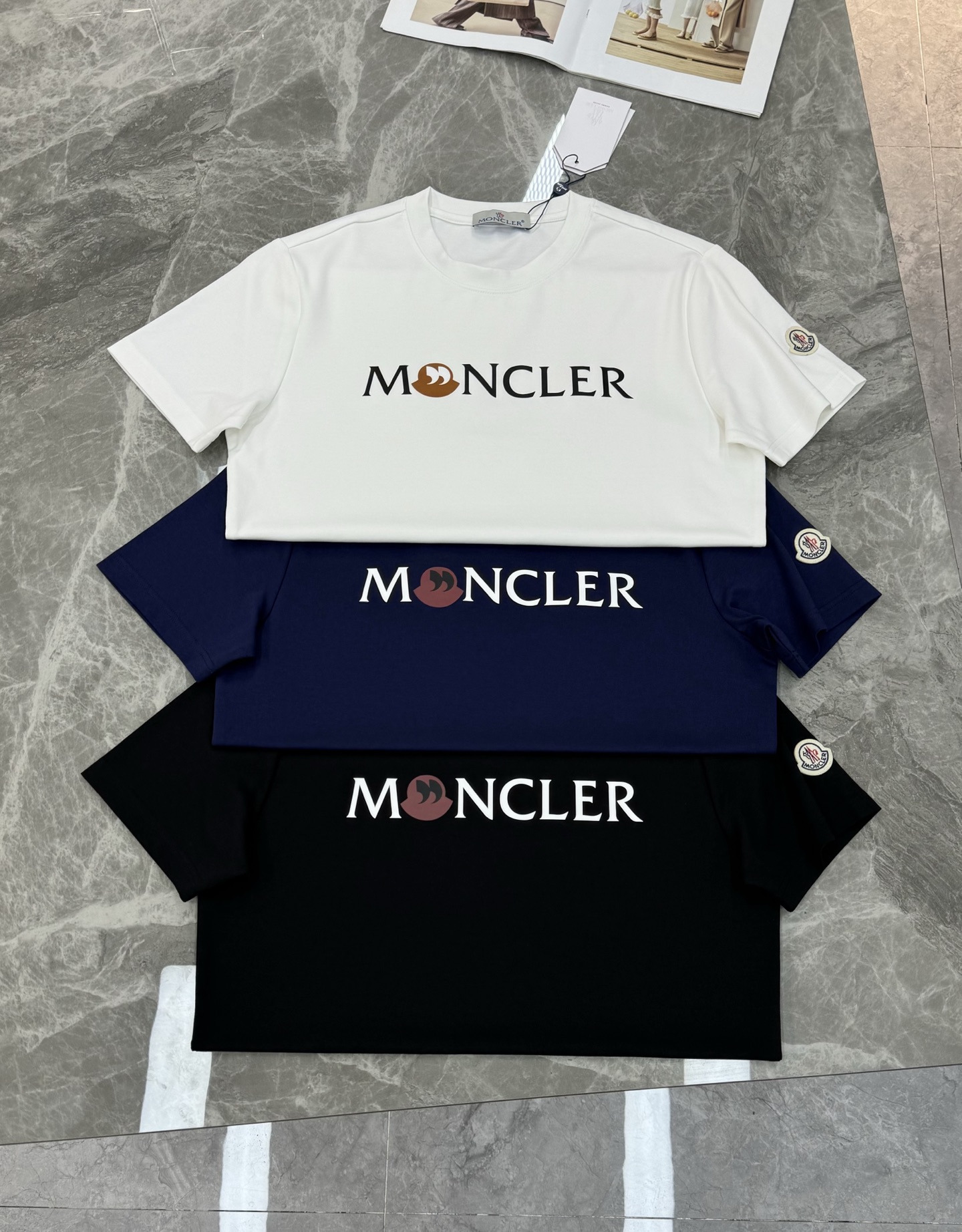 Moncler蒙口25s新款莫代尔T恤.品牌字母logo印花设计.涂鸦造型.呈现特别之处.袖口位置经典小
