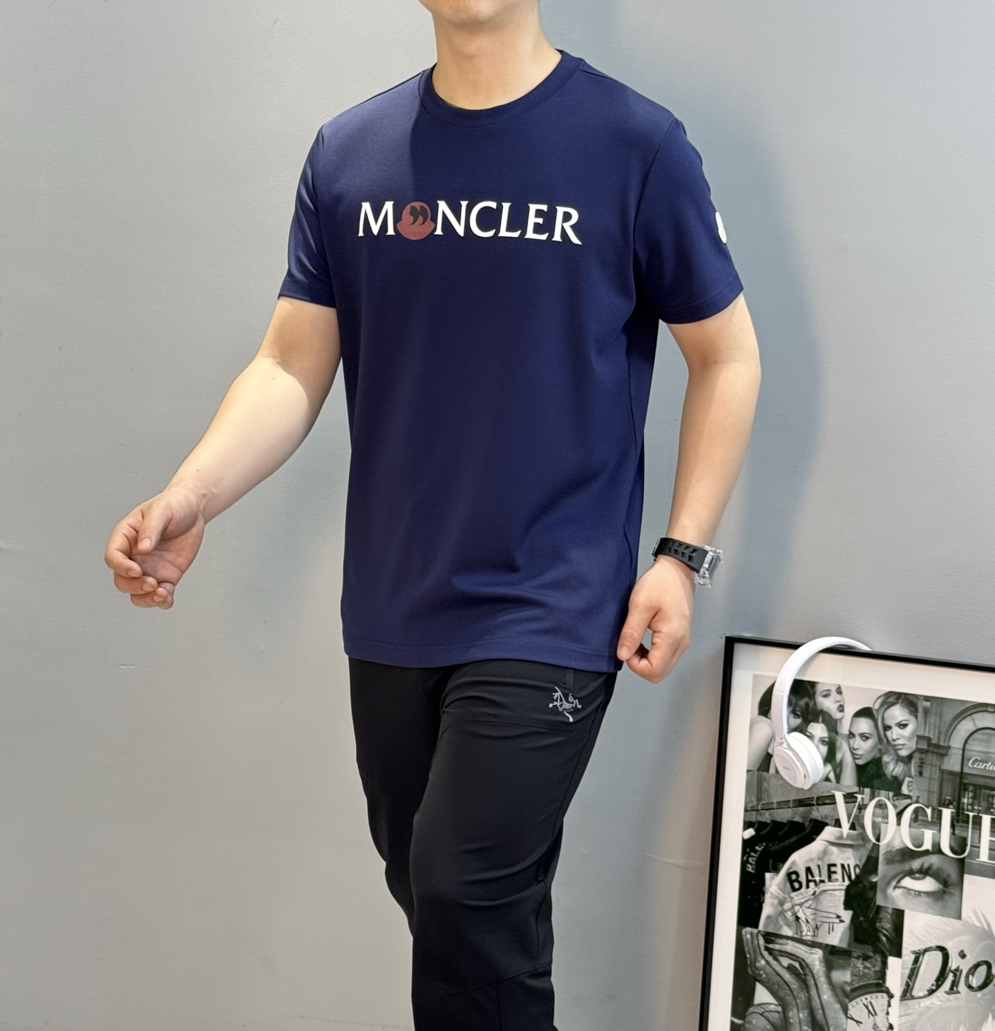 Moncler蒙口25s新款莫代尔T恤.品牌字母logo印花设计.涂鸦造型.呈现特别之处.袖口位置经典小