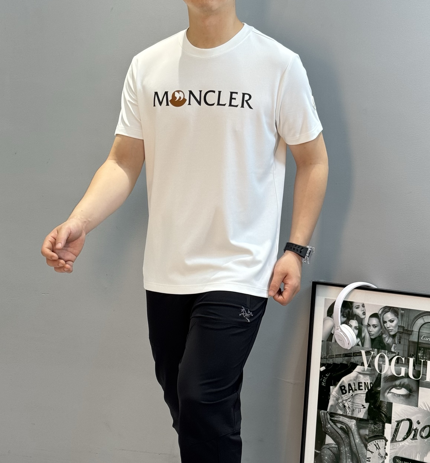 Moncler蒙口25s新款莫代尔T恤.品牌字母logo印花设计.涂鸦造型.呈现特别之处.袖口位置经典小