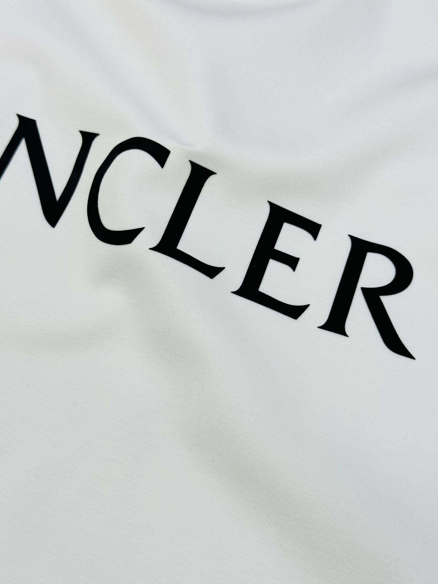 Moncler蒙口25s新款莫代尔T恤.品牌字母logo印花设计.涂鸦造型.呈现特别之处.袖口位置经典小