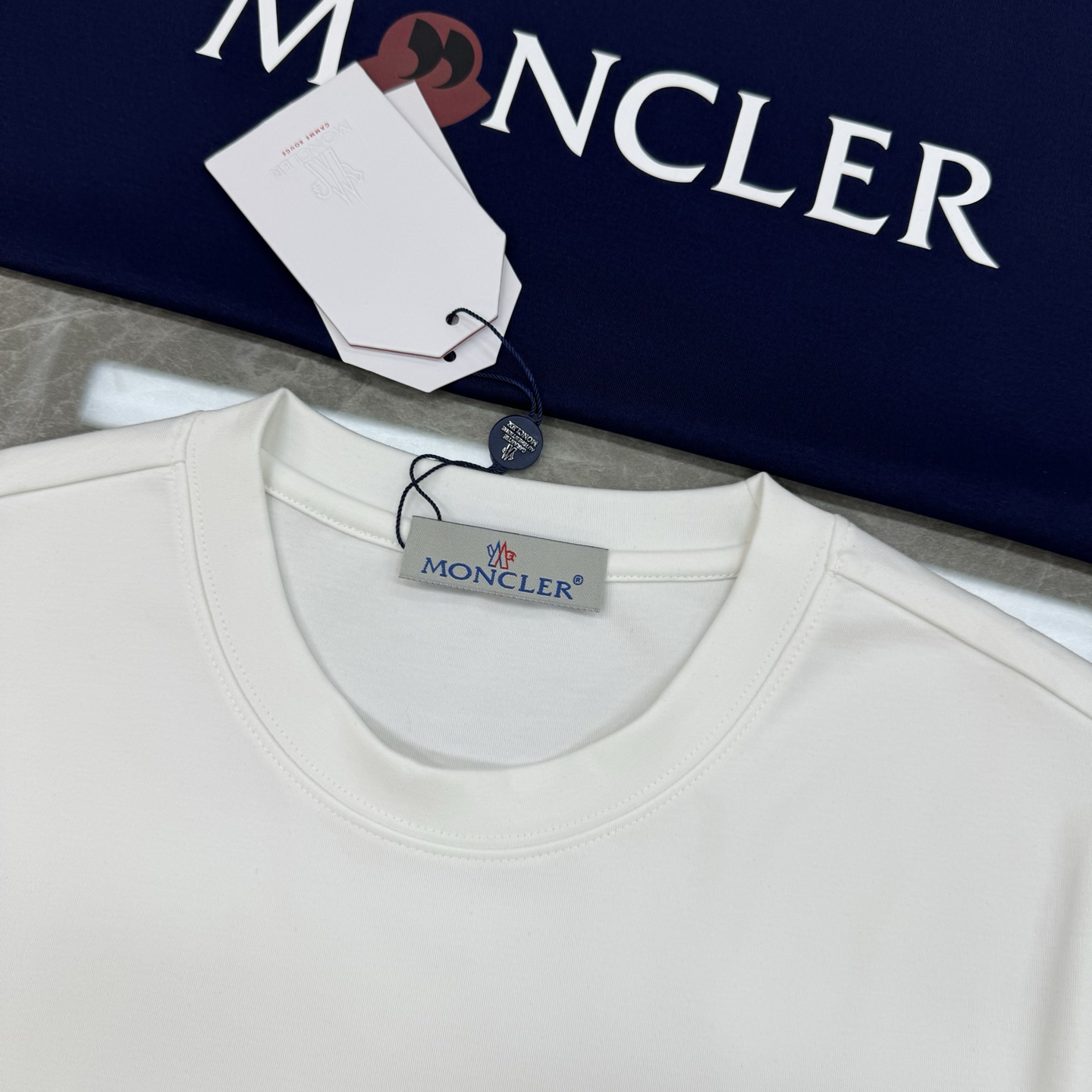 Moncler蒙口25s新款莫代尔T恤.品牌字母logo印花设计.涂鸦造型.呈现特别之处.袖口位置经典小