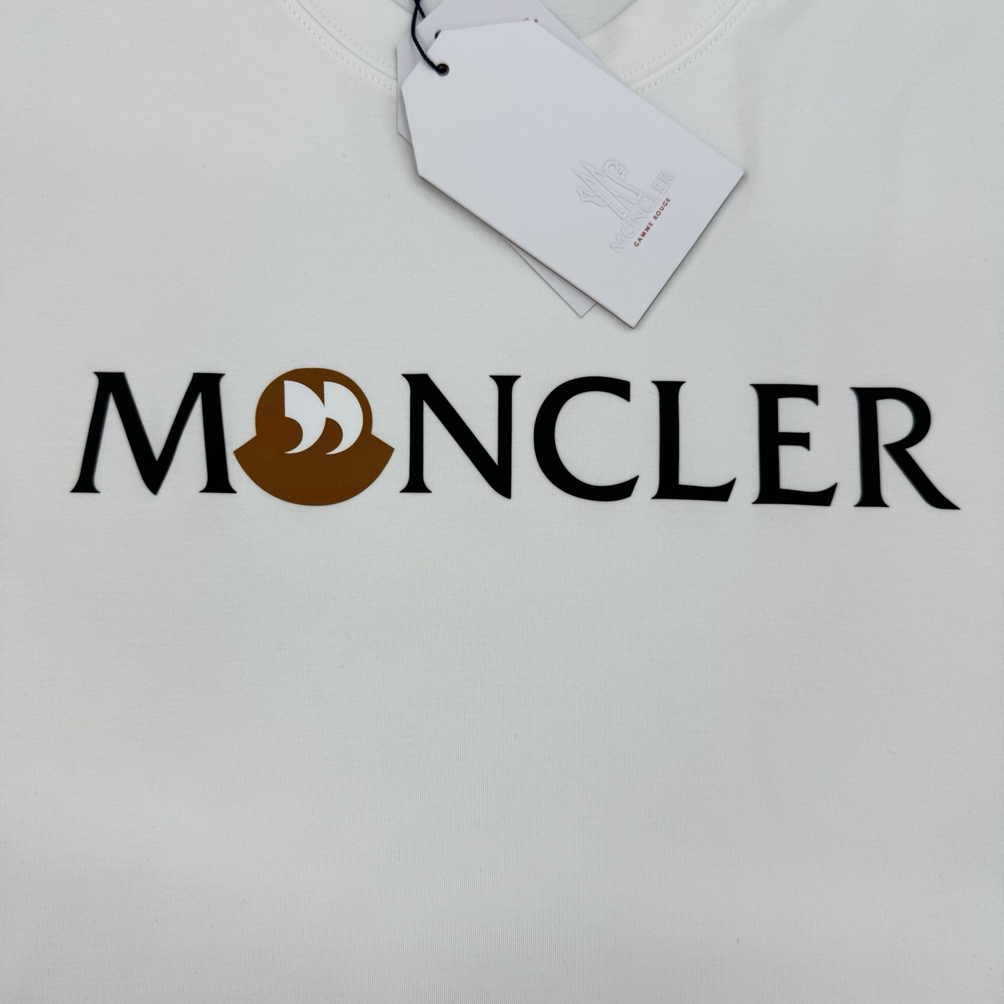 Moncler蒙口25s新款莫代尔T恤.品牌字母logo印花设计.涂鸦造型.呈现特别之处.袖口位置经典小