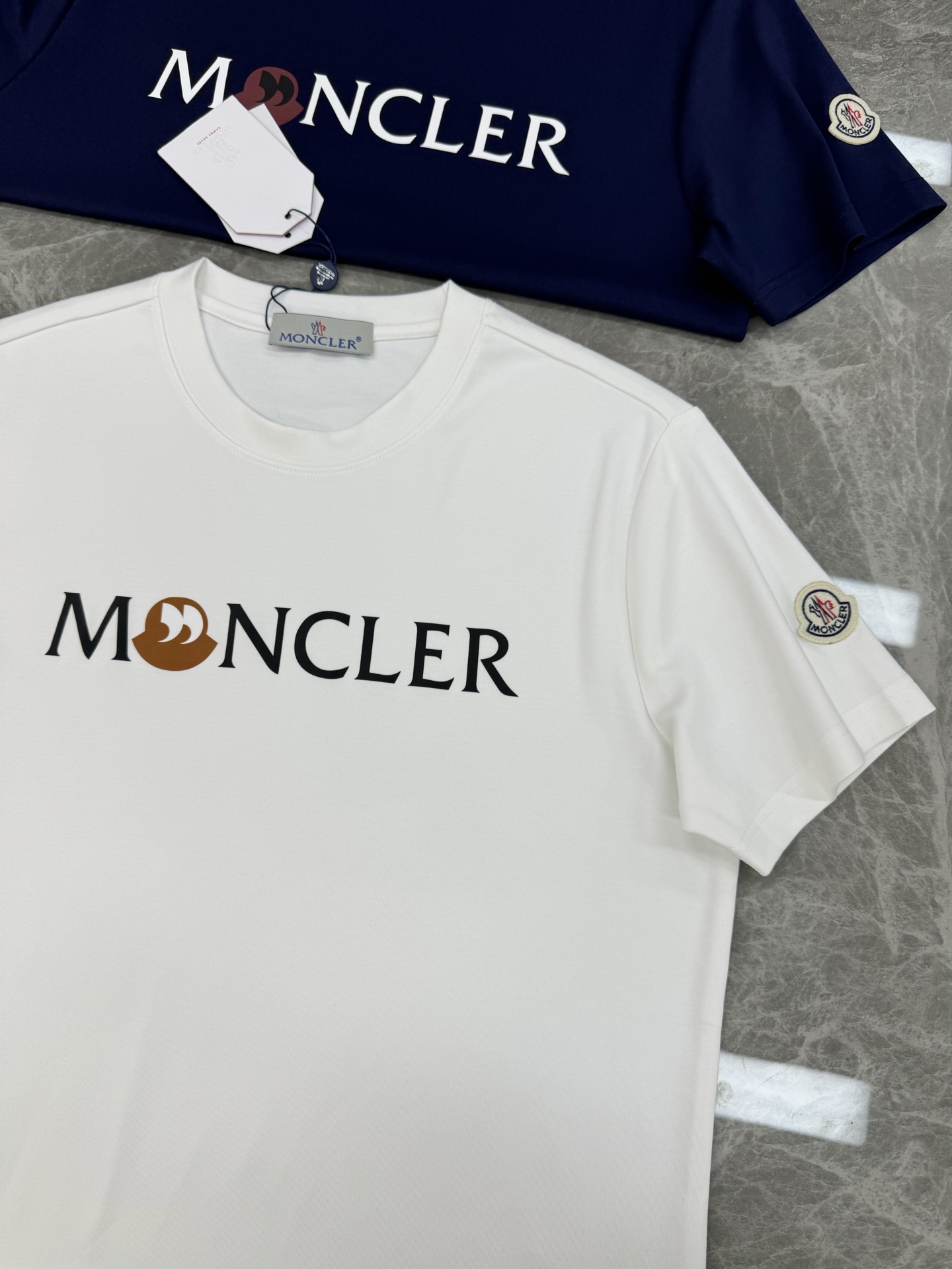 Moncler蒙口25s新款莫代尔T恤.品牌字母logo印花设计.涂鸦造型.呈现特别之处.袖口位置经典小
