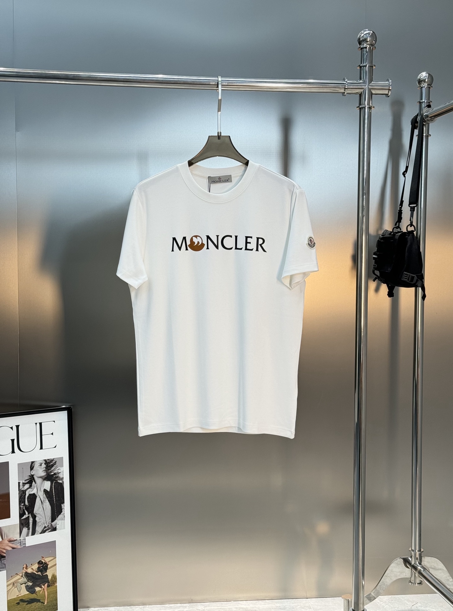 Moncler蒙口25s新款莫代尔T恤.品牌字母logo印花设计.涂鸦造型.呈现特别之处.袖口位置经典小