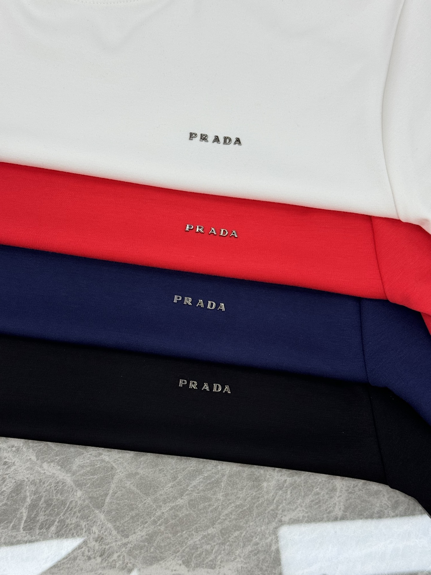 PRADA普拉达25s新款莫代尔T恤.基础款推荐！干净利落.经典字母图形设计，高温烫画周波工艺.Prad
