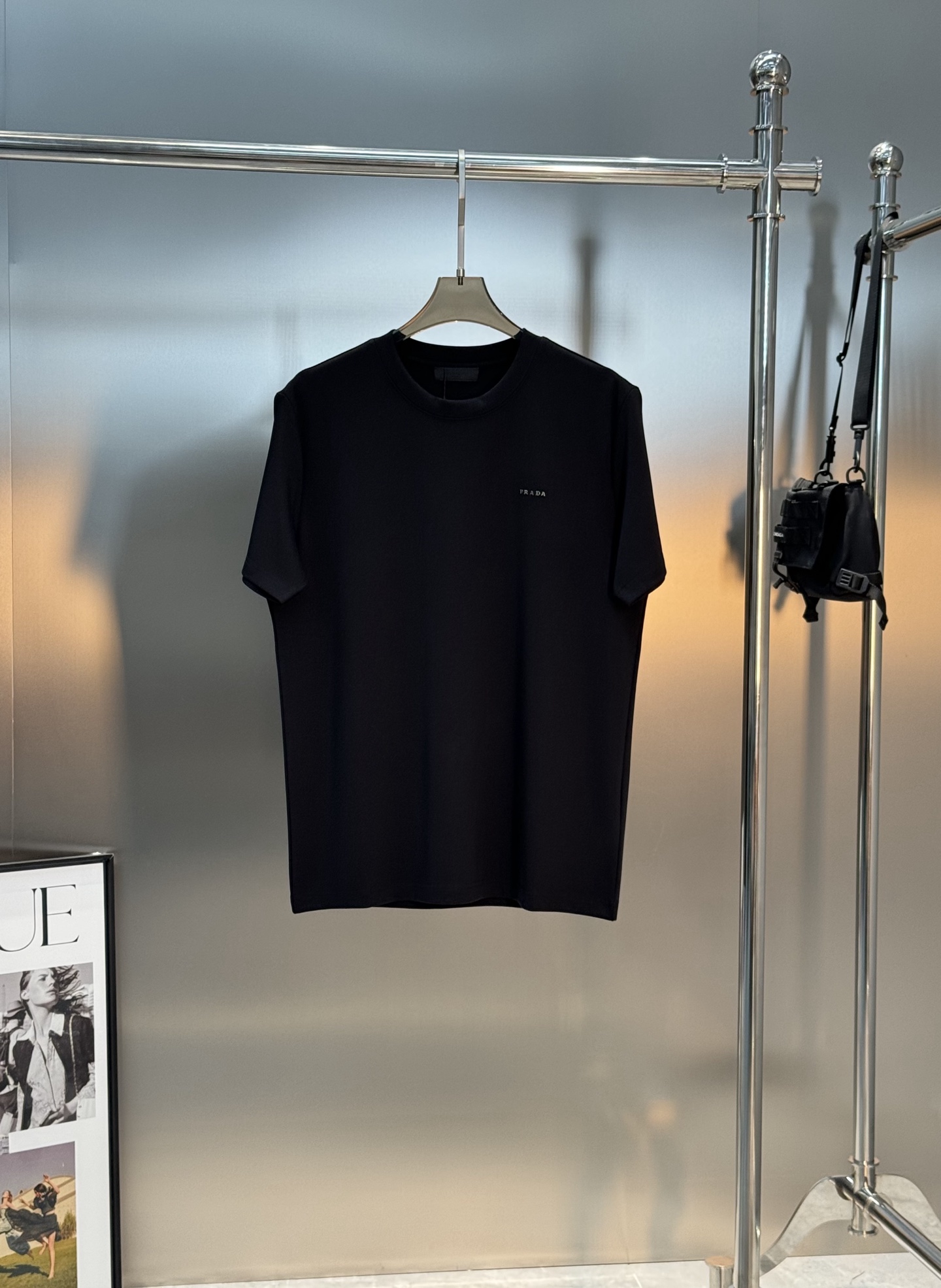 PRADA普拉达25s新款莫代尔T恤.基础款推荐！干净利落.经典字母图形设计，高温烫画周波工艺.Prad