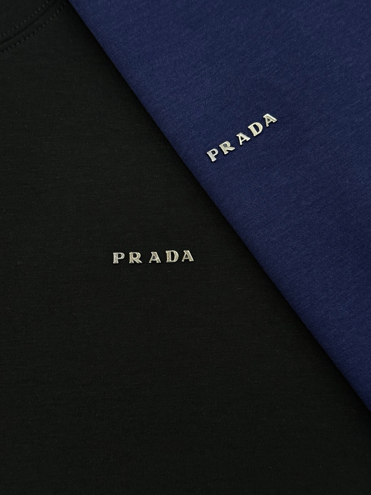 PRADA普拉达25s新款莫代尔T恤.基础款推荐！干净利落.经典字母图形设计，高温烫画周波工艺.Prad