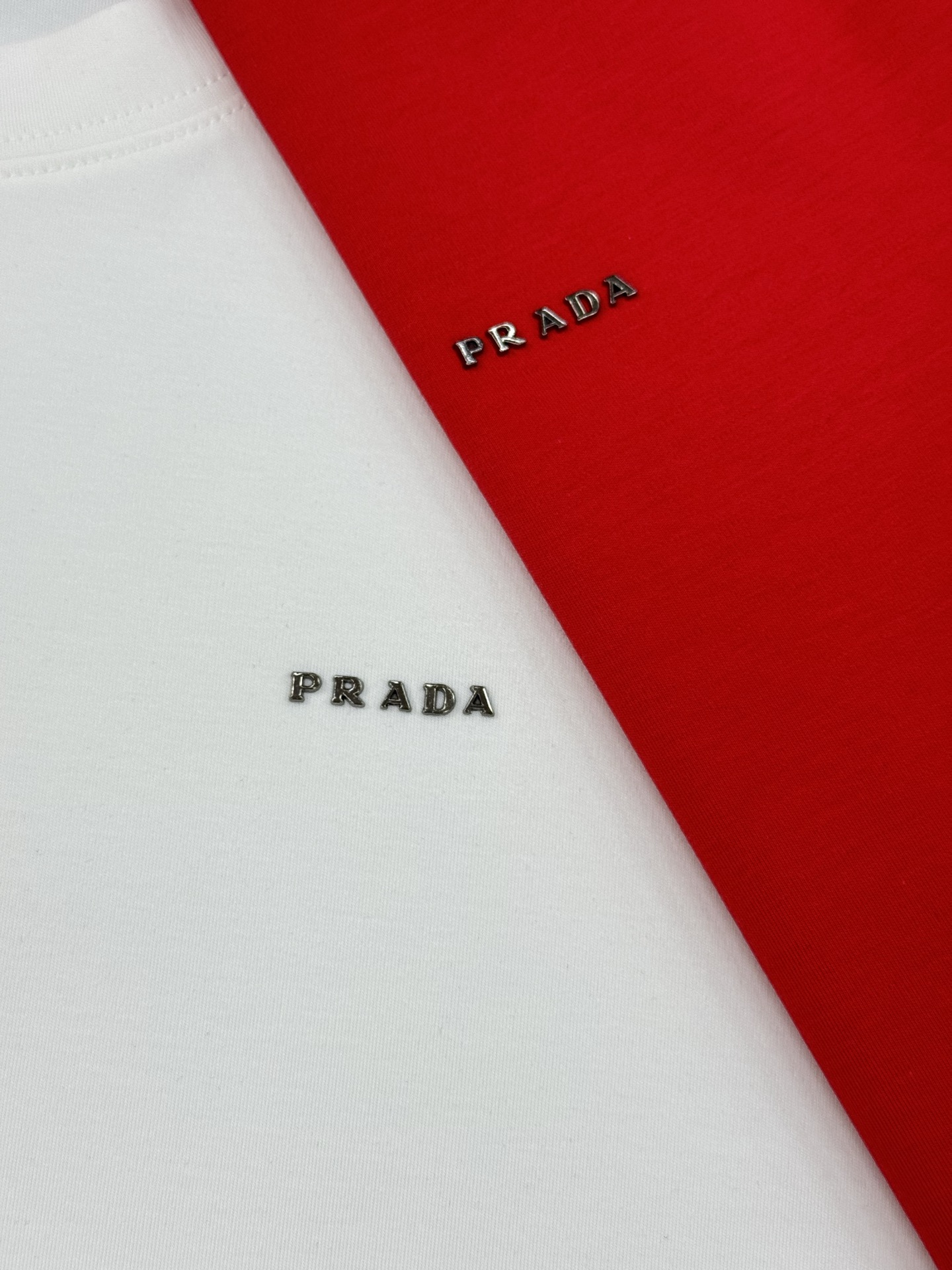 PRADA普拉达25s新款莫代尔T恤.基础款推荐！干净利落.经典字母图形设计，高温烫画周波工艺.Prad