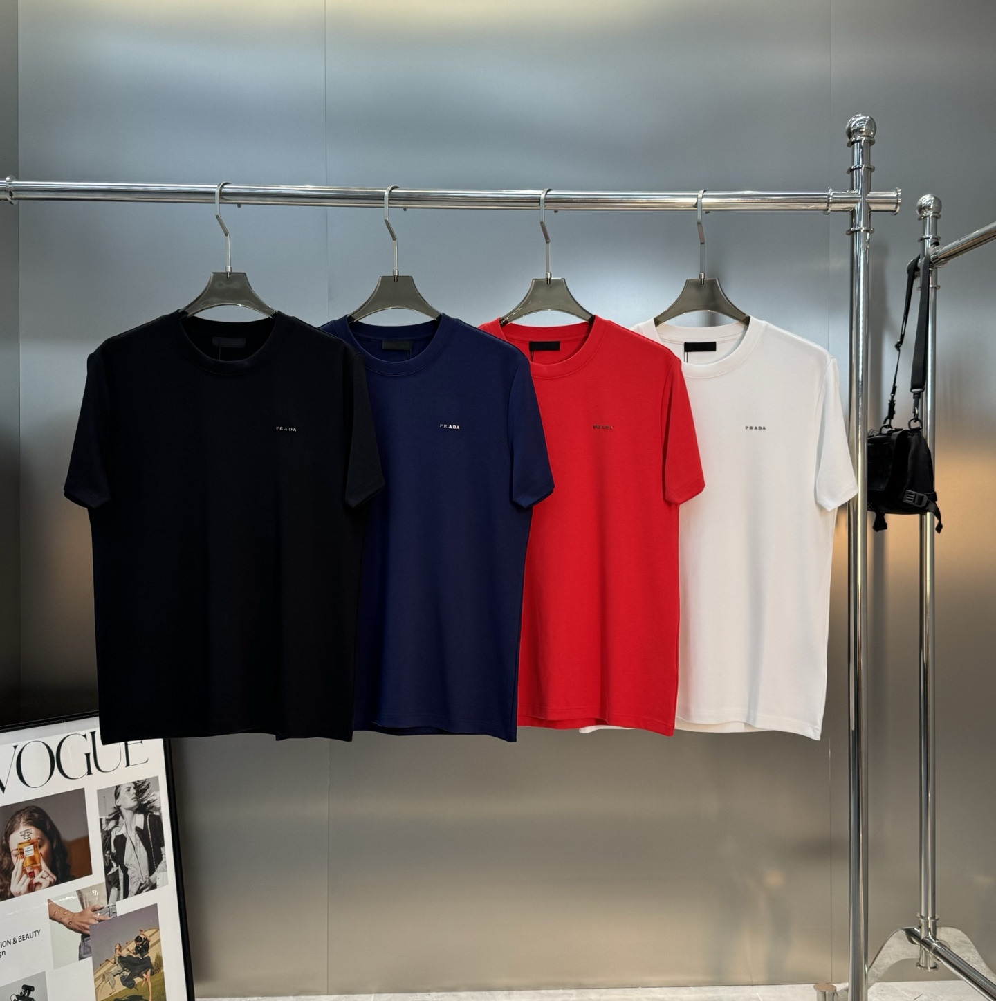 PRADA普拉达25s新款莫代尔T恤.基础款推荐！干净利落.经典字母图形设计，高温烫画周波工艺.Prad