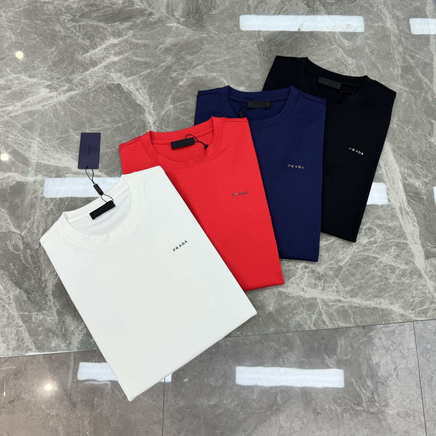 PRADA普拉达25s新款莫代尔T恤.基础款推荐！干净利落.经典字母图形设计，高温烫画周波工艺.Prad