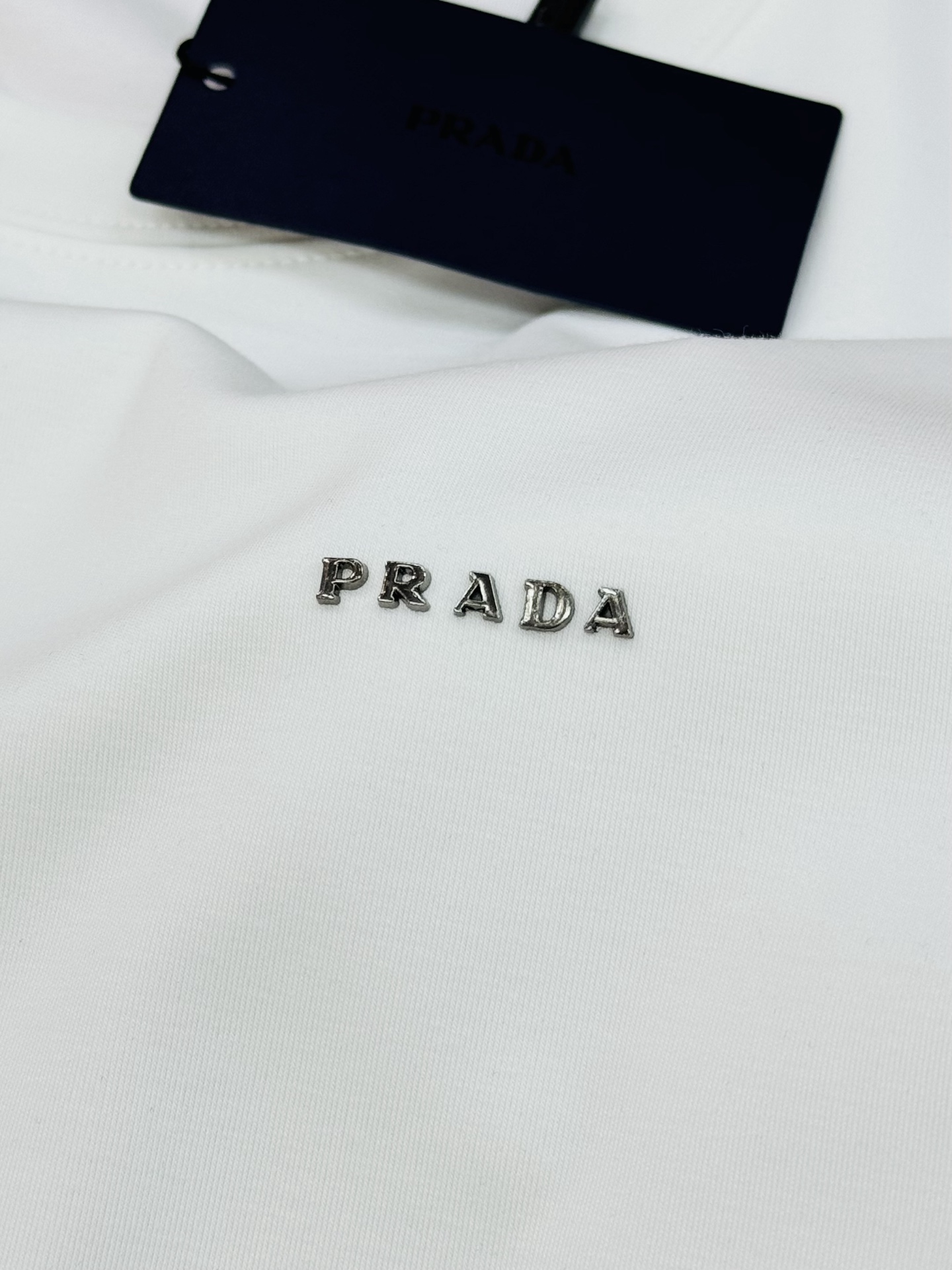 PRADA普拉达25s新款莫代尔T恤.基础款推荐！干净利落.经典字母图形设计，高温烫画周波工艺.Prad