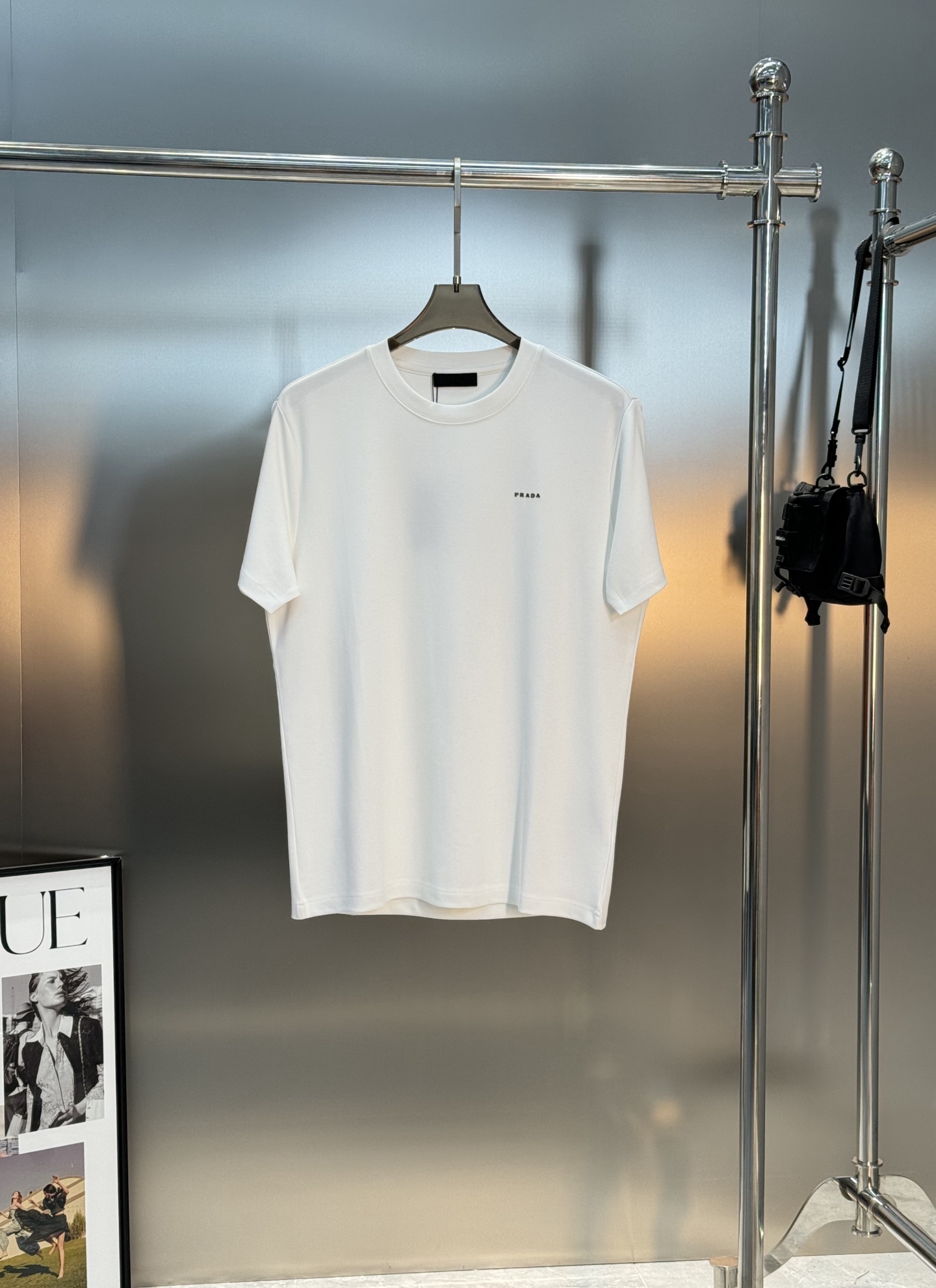 PRADA普拉达25s新款莫代尔T恤.基础款推荐！干净利落.经典字母图形设计，高温烫画周波工艺.Prad