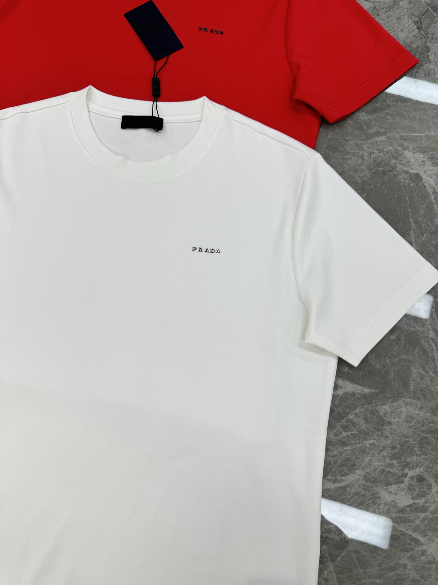 PRADA普拉达25s新款莫代尔T恤.基础款推荐！干净利落.经典字母图形设计，高温烫画周波工艺.Prad