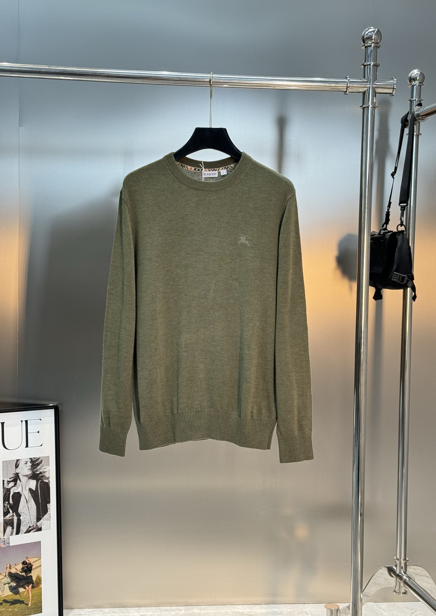 Burberry经典针织衫，采用高品质羊毛混纺面料.柔软又保暖，秋冬穿超合适！圆领设计+胸前小马标刺绣，