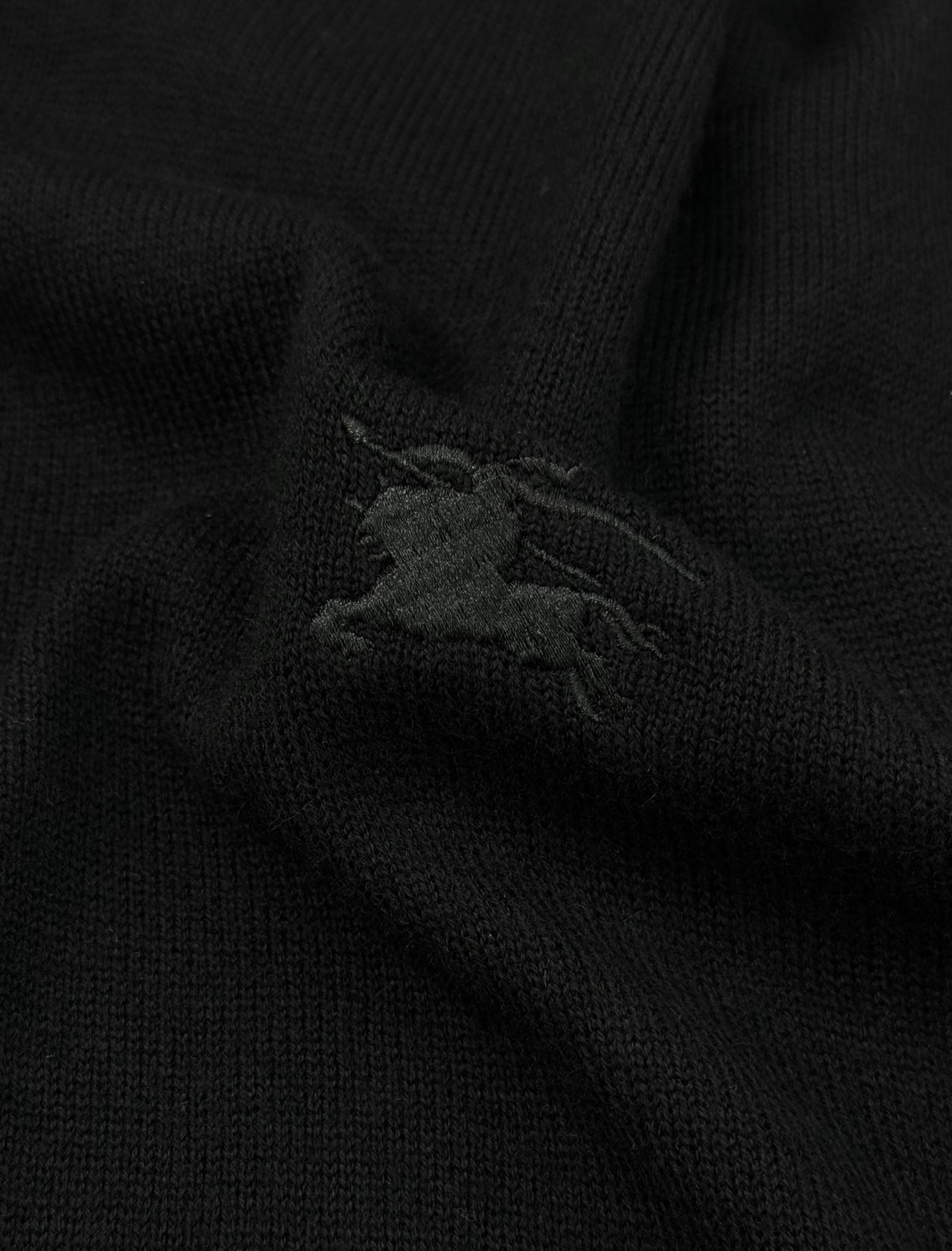 Burberry经典针织衫，采用高品质羊毛混纺面料.柔软又保暖，秋冬穿超合适！圆领设计+胸前小马标刺绣，