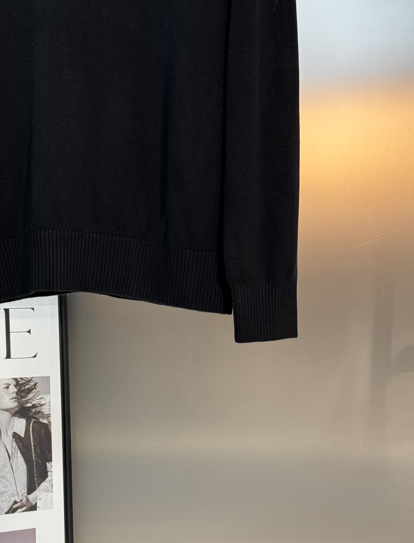 Burberry经典针织衫，采用高品质羊毛混纺面料.柔软又保暖，秋冬穿超合适！圆领设计+胸前小马标刺绣，