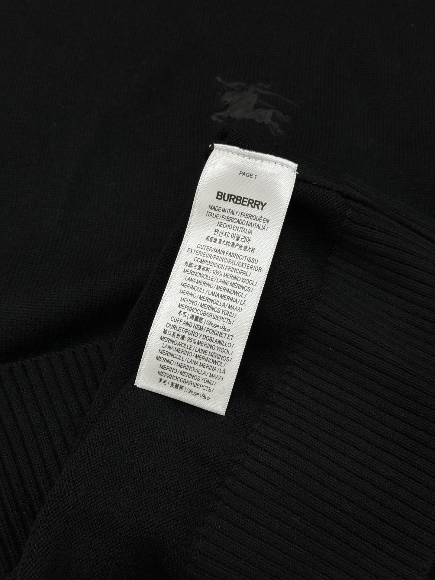 Burberry经典针织衫，采用高品质羊毛混纺面料.柔软又保暖，秋冬穿超合适！圆领设计+胸前小马标刺绣，