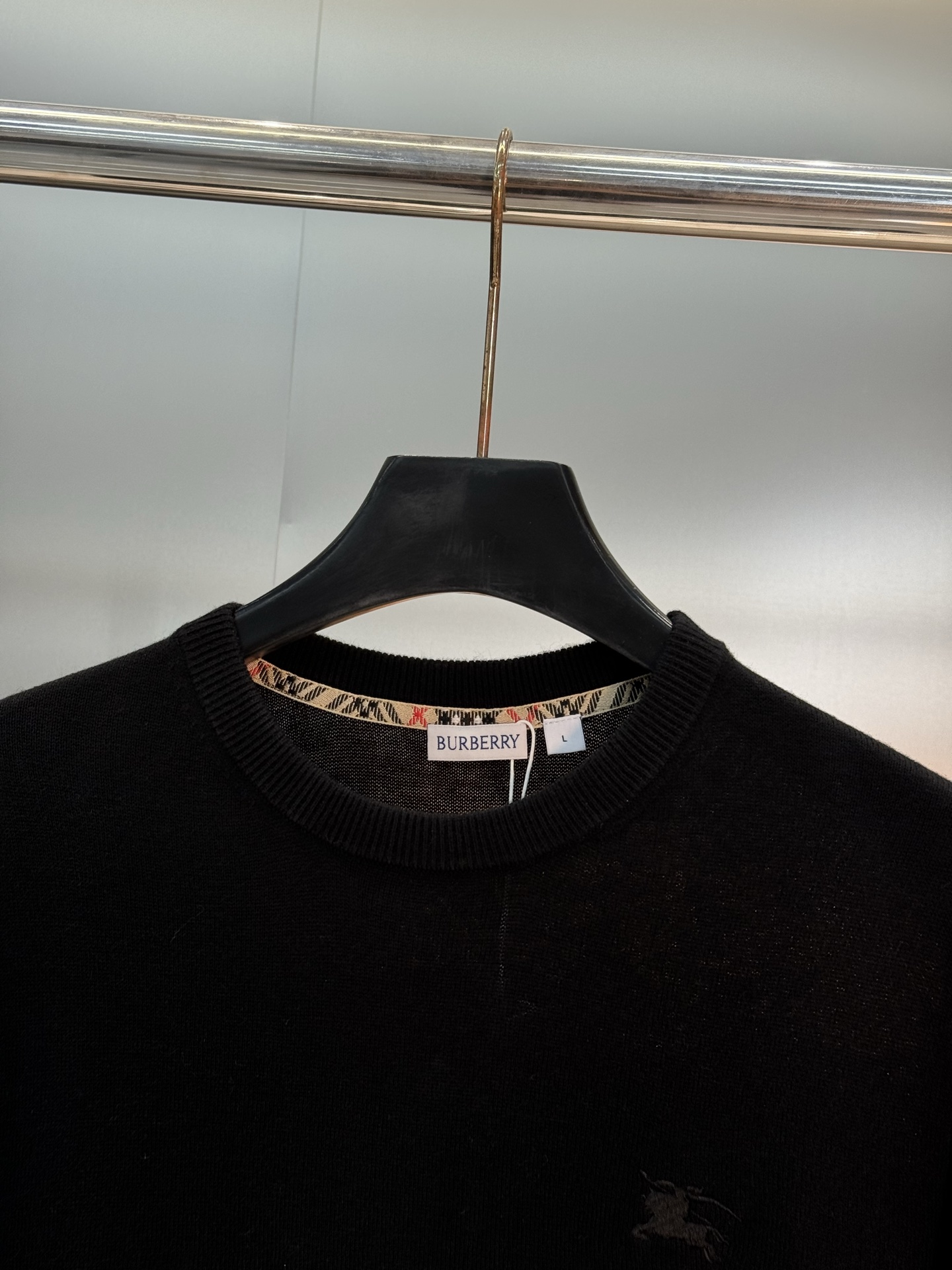 Burberry经典针织衫，采用高品质羊毛混纺面料.柔软又保暖，秋冬穿超合适！圆领设计+胸前小马标刺绣，