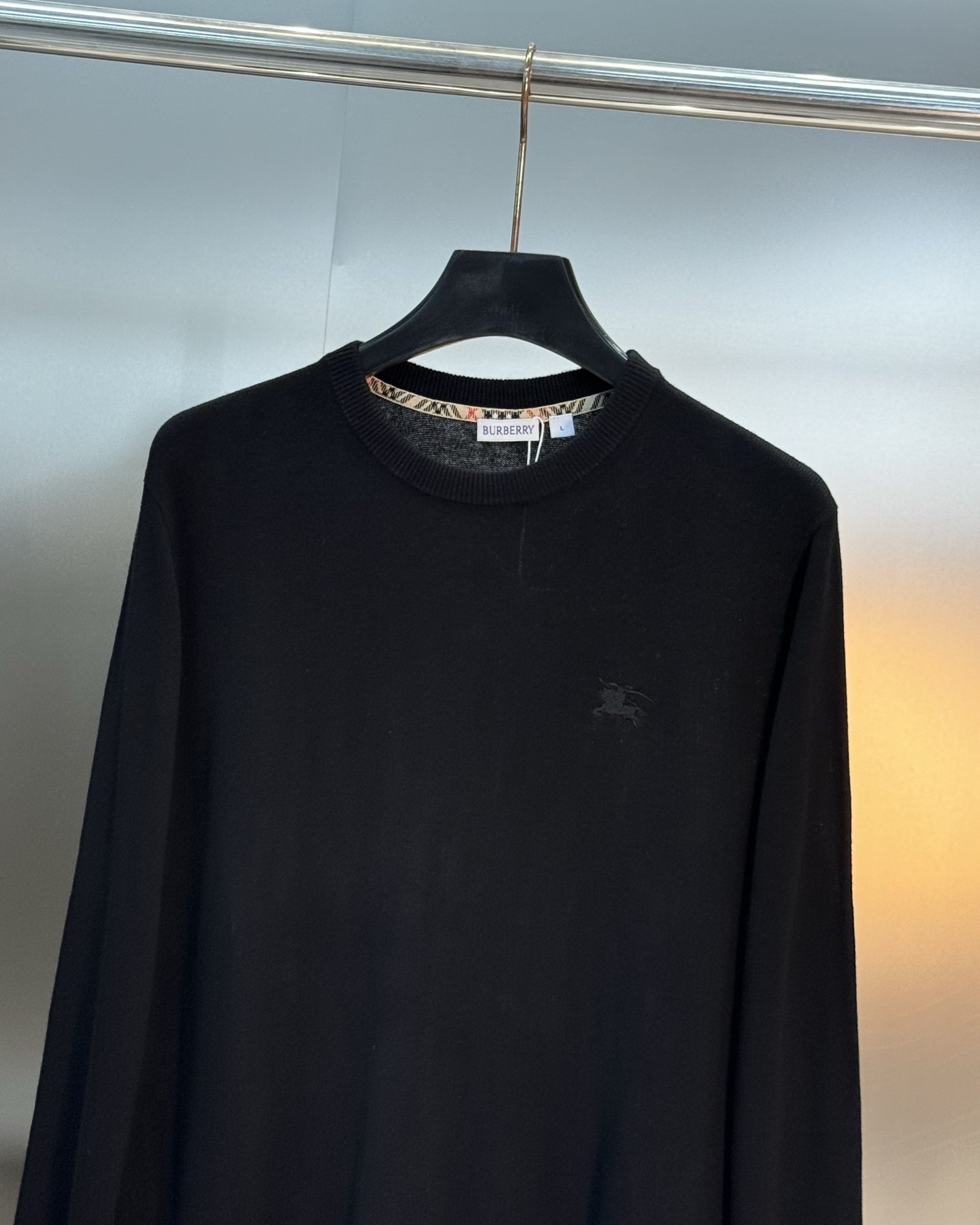 Burberry经典针织衫，采用高品质羊毛混纺面料.柔软又保暖，秋冬穿超合适！圆领设计+胸前小马标刺绣，