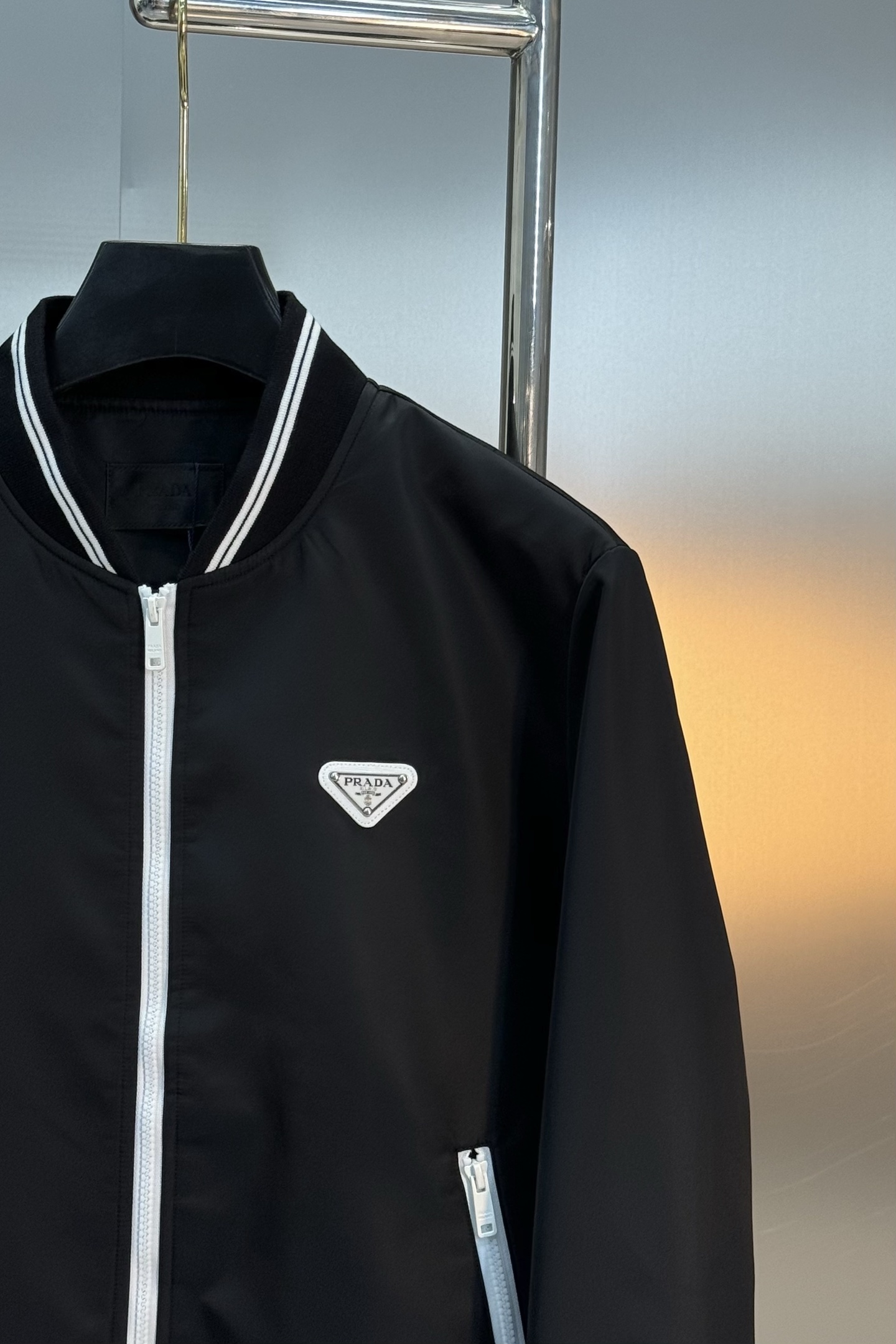 PRADA普拉达25s新品棒球款夹克🆕意大利进口面料时尚夹克风衣外套。上身更随意大方，专柜原版五金奢华高