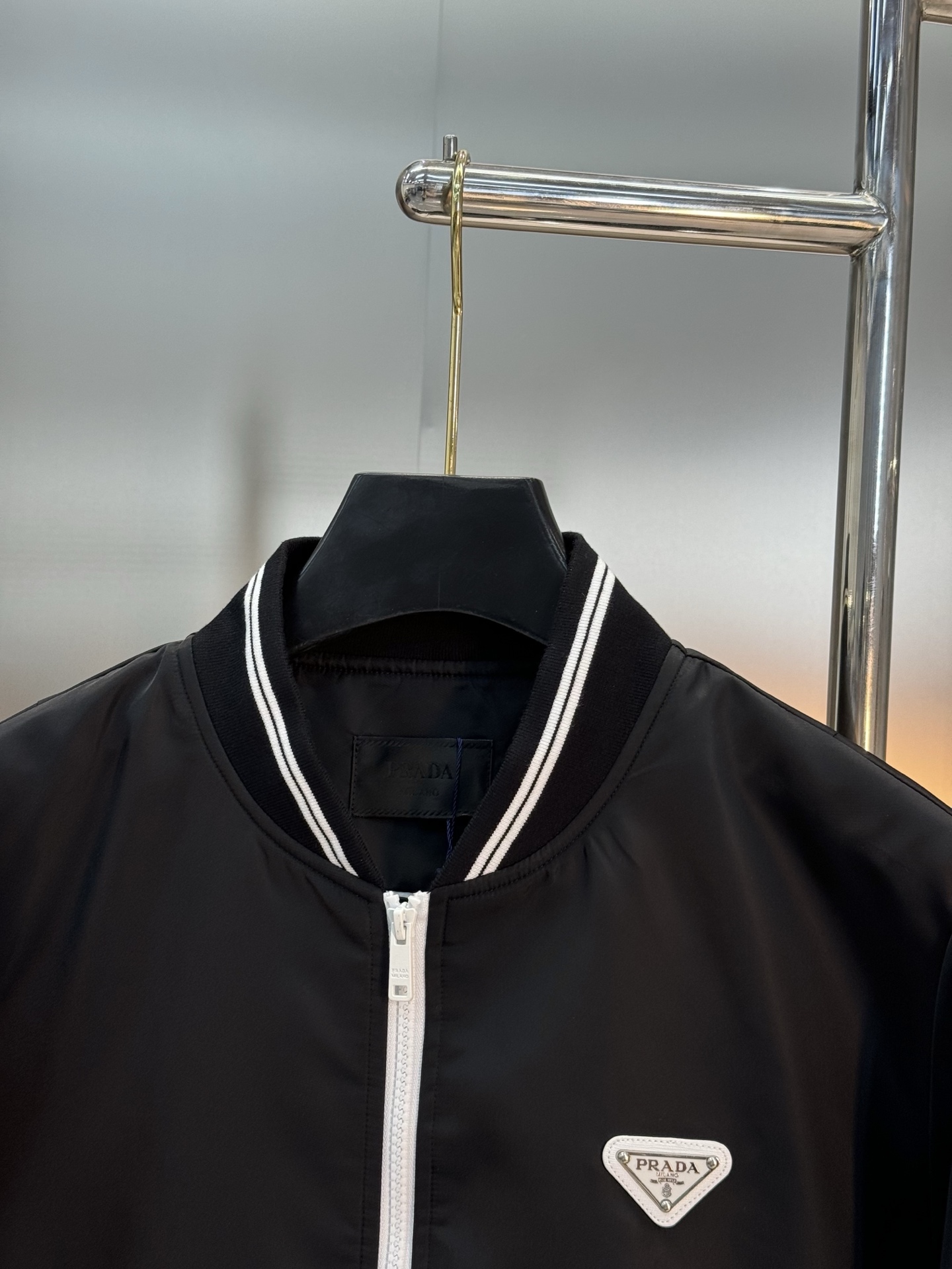 PRADA普拉达25s新品棒球款夹克🆕意大利进口面料时尚夹克风衣外套。上身更随意大方，专柜原版五金奢华高