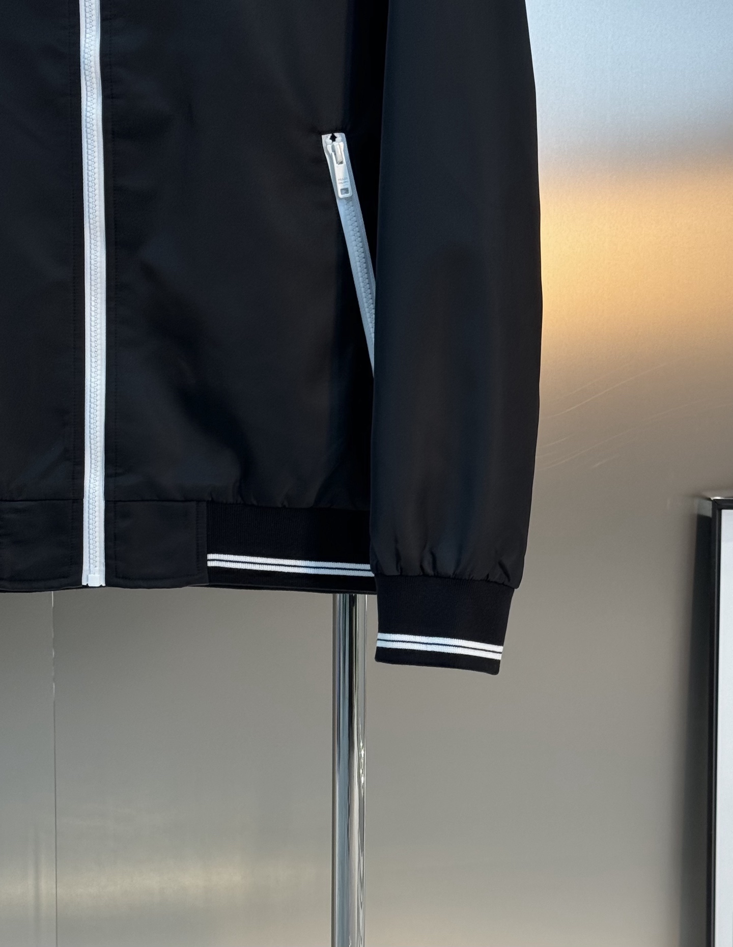 PRADA普拉达25s新品棒球款夹克🆕意大利进口面料时尚夹克风衣外套。上身更随意大方，专柜原版五金奢华高