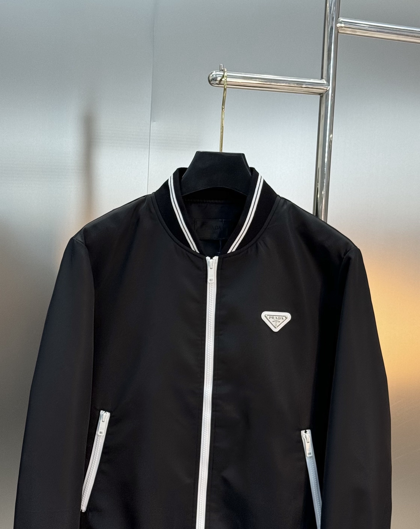PRADA普拉达25s新品棒球款夹克🆕意大利进口面料时尚夹克风衣外套。上身更随意大方，专柜原版五金奢华高