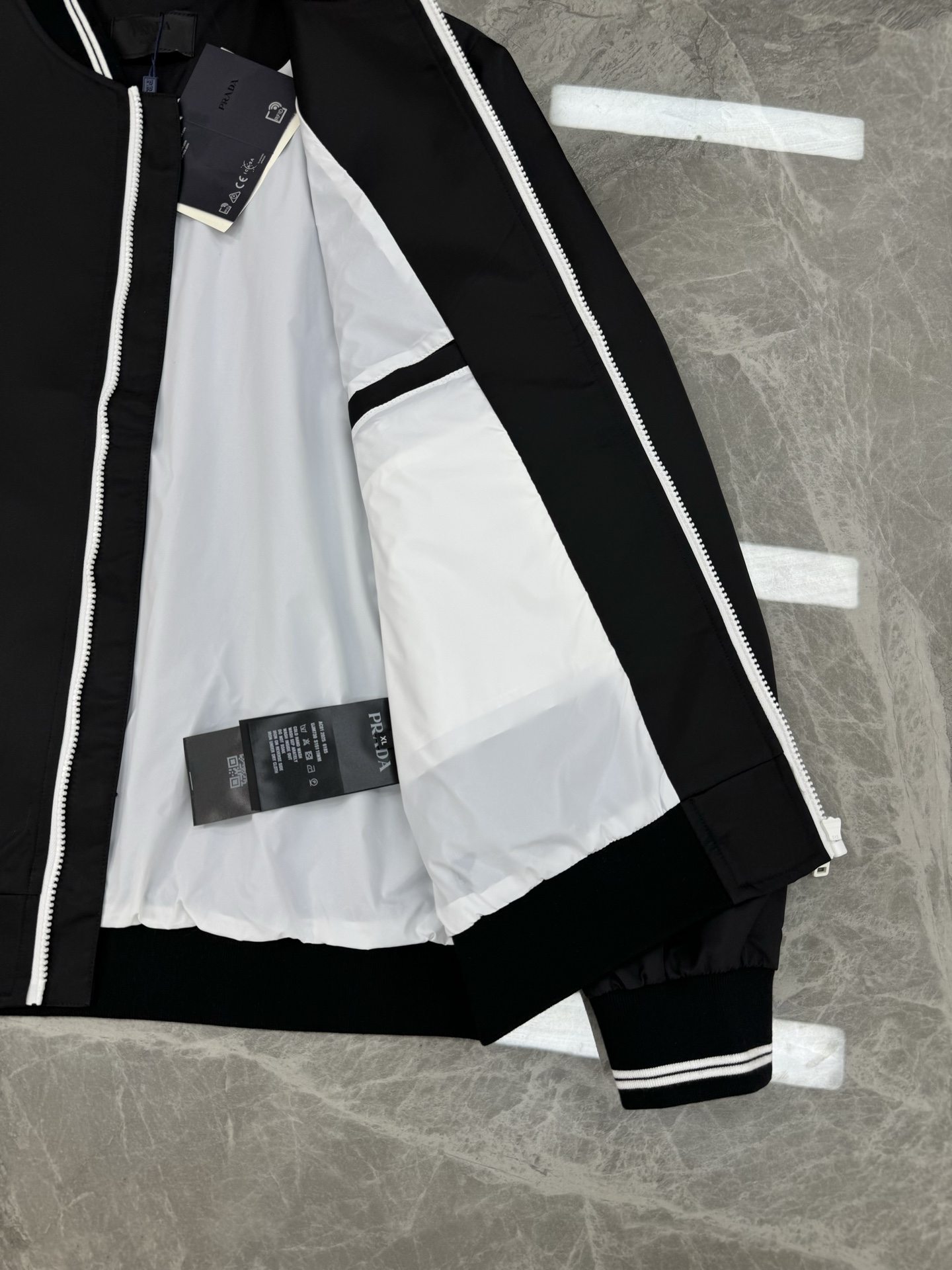 PRADA普拉达25s新品棒球款夹克🆕意大利进口面料时尚夹克风衣外套。上身更随意大方，专柜原版五金奢华高