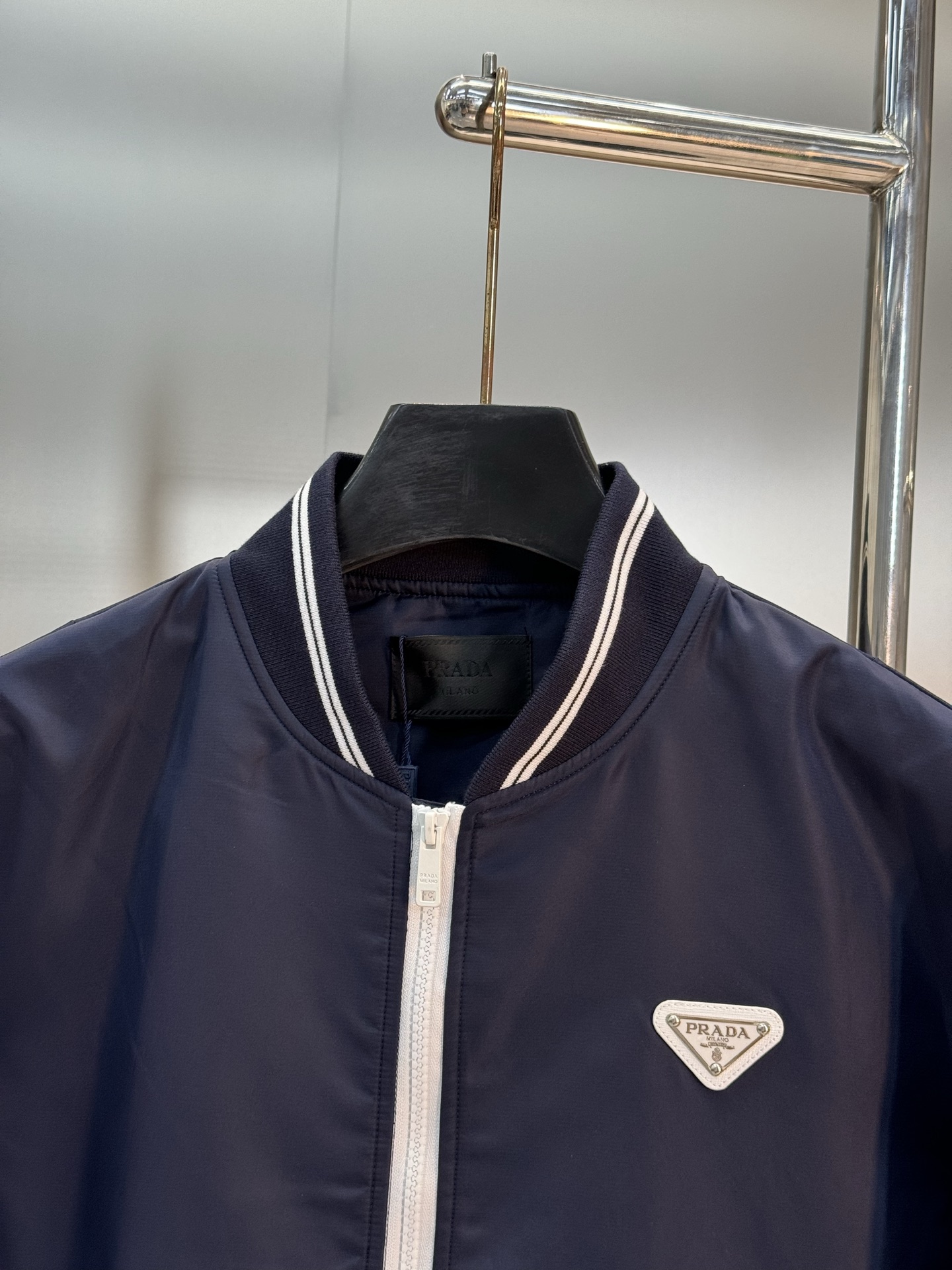 PRADA普拉达25s新品棒球款夹克🆕意大利进口面料时尚夹克风衣外套。上身更随意大方，专柜原版五金奢华高