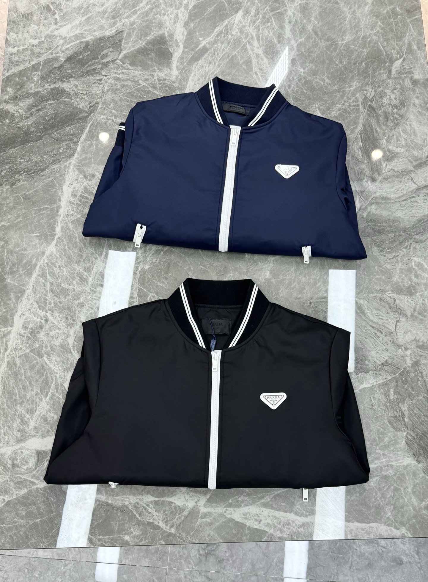 PRADA普拉达25s新品棒球款夹克🆕意大利进口面料时尚夹克风衣外套。上身更随意大方，专柜原版五金奢华高