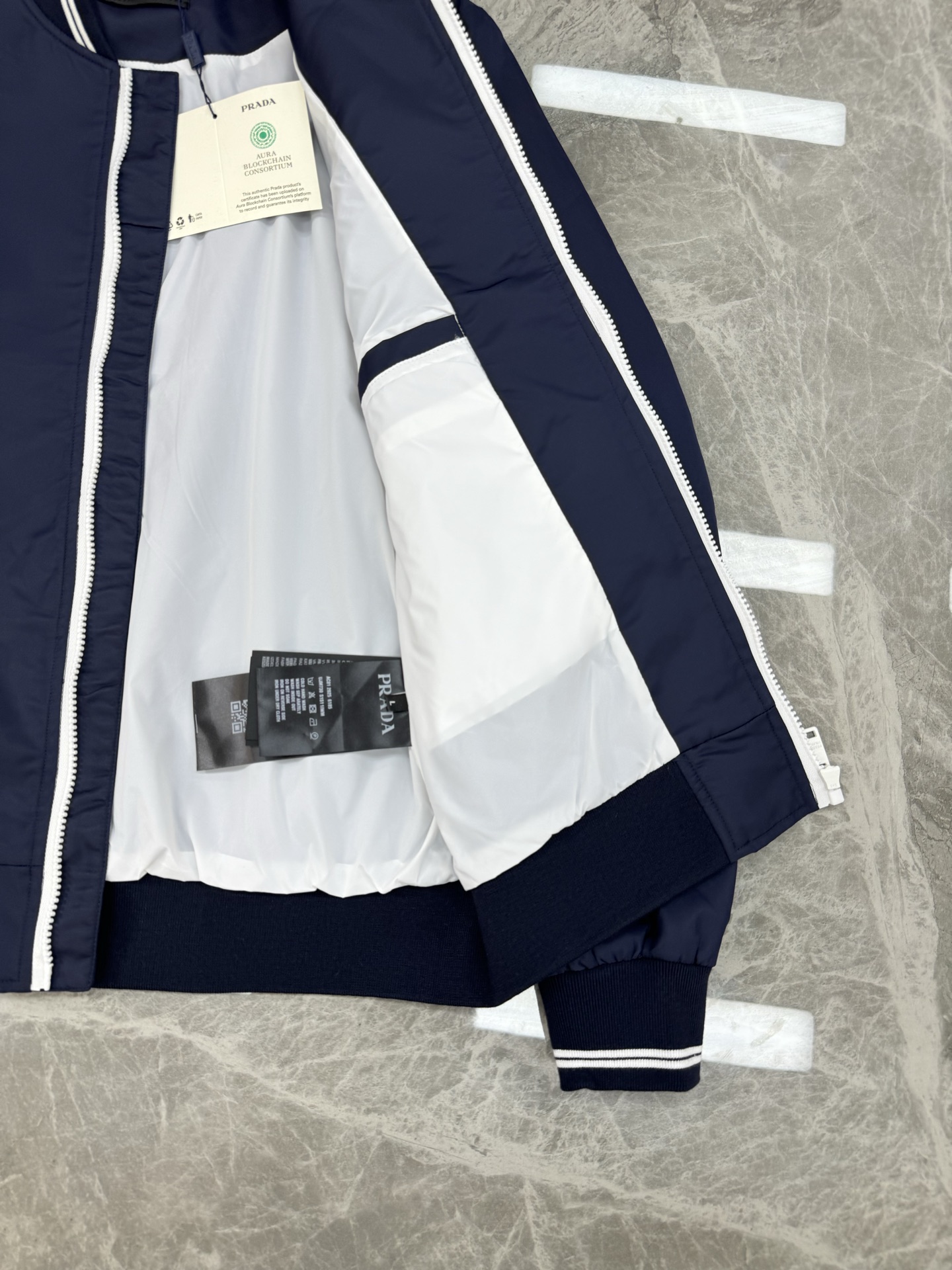 PRADA普拉达25s新品棒球款夹克🆕意大利进口面料时尚夹克风衣外套。上身更随意大方，专柜原版五金奢华高