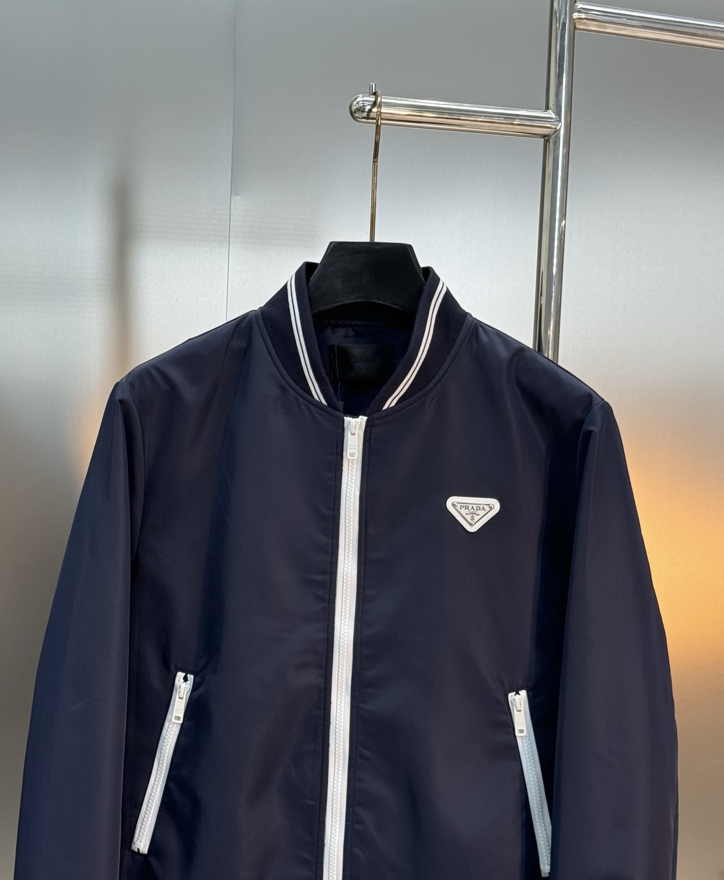PRADA普拉达25s新品棒球款夹克🆕意大利进口面料时尚夹克风衣外套。上身更随意大方，专柜原版五金奢华高