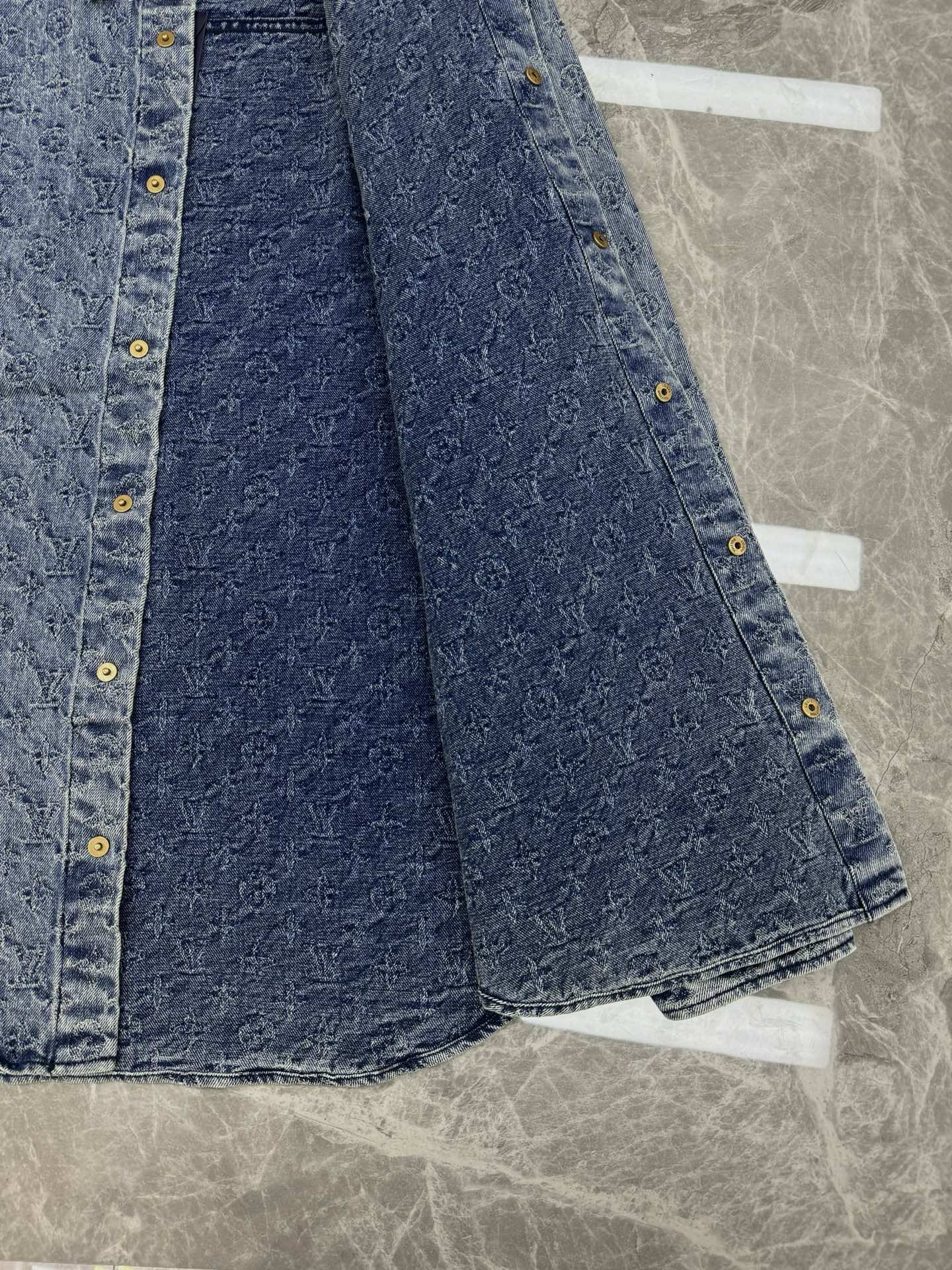 驴牌*25FW新款时装秀的牛仔衬衫.男女同款！闪烁迷人，令日间造型更见出众。 衬衫外套采用牛仔布缝制，满