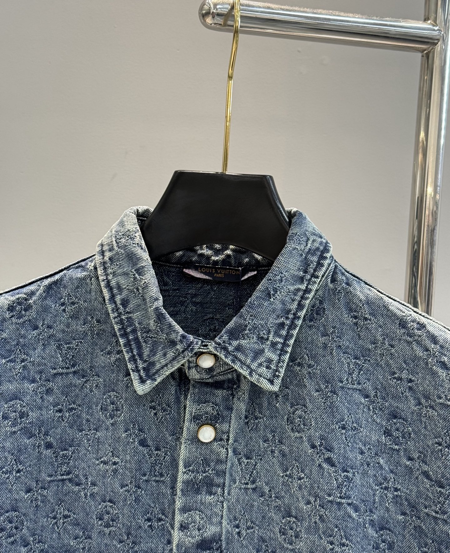 驴牌*25FW新款时装秀的牛仔衬衫.男女同款！闪烁迷人，令日间造型更见出众。 衬衫外套采用牛仔布缝制，满