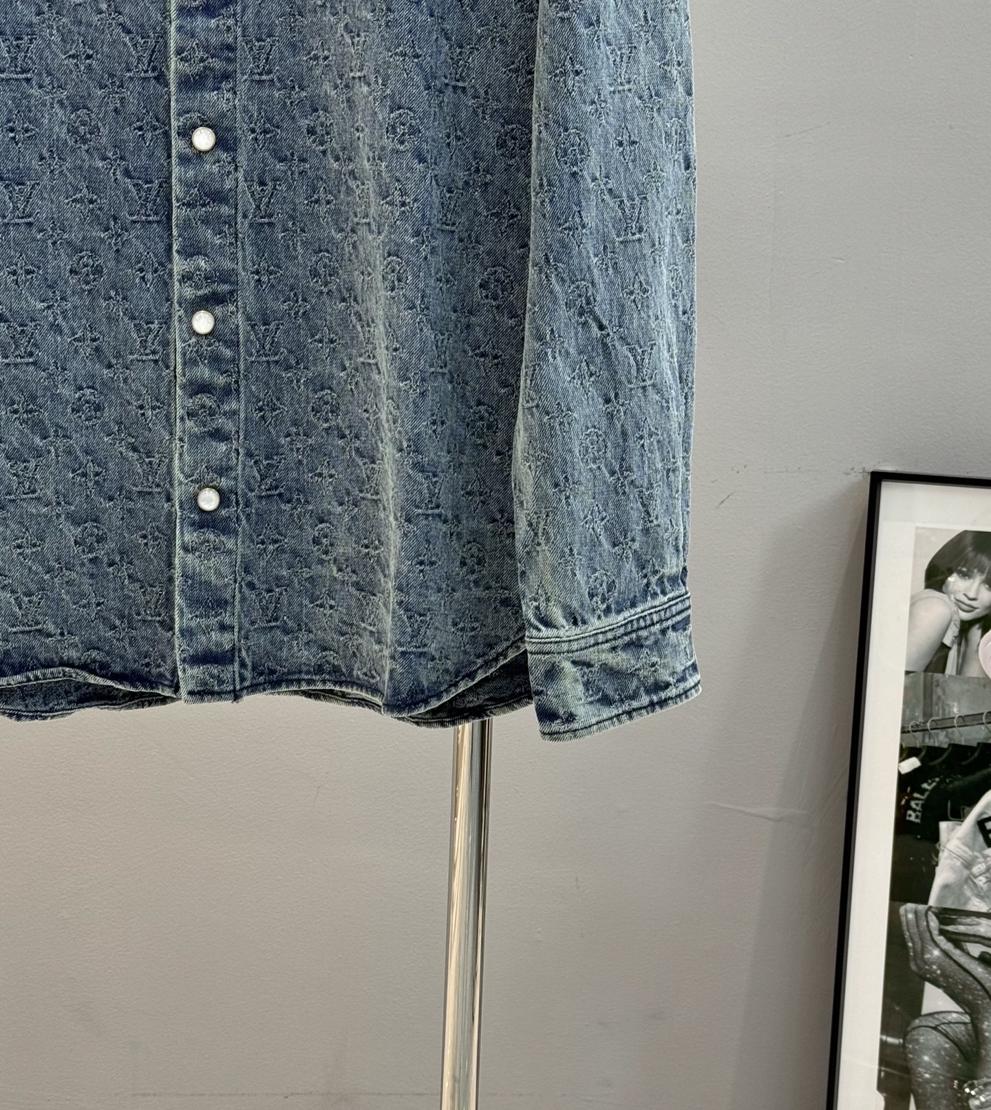 驴牌*25FW新款时装秀的牛仔衬衫.男女同款！闪烁迷人，令日间造型更见出众。 衬衫外套采用牛仔布缝制，满