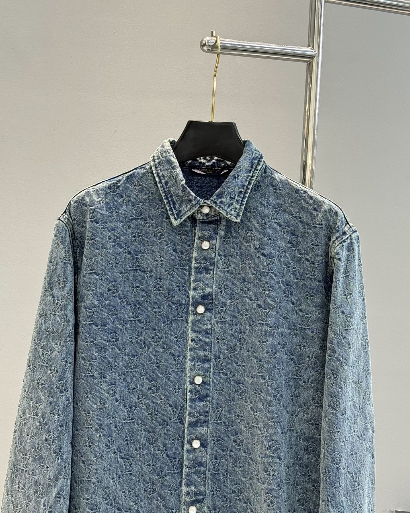 驴牌*25FW新款时装秀的牛仔衬衫.男女同款！闪烁迷人，令日间造型更见出众。 衬衫外套采用牛仔布缝制，满