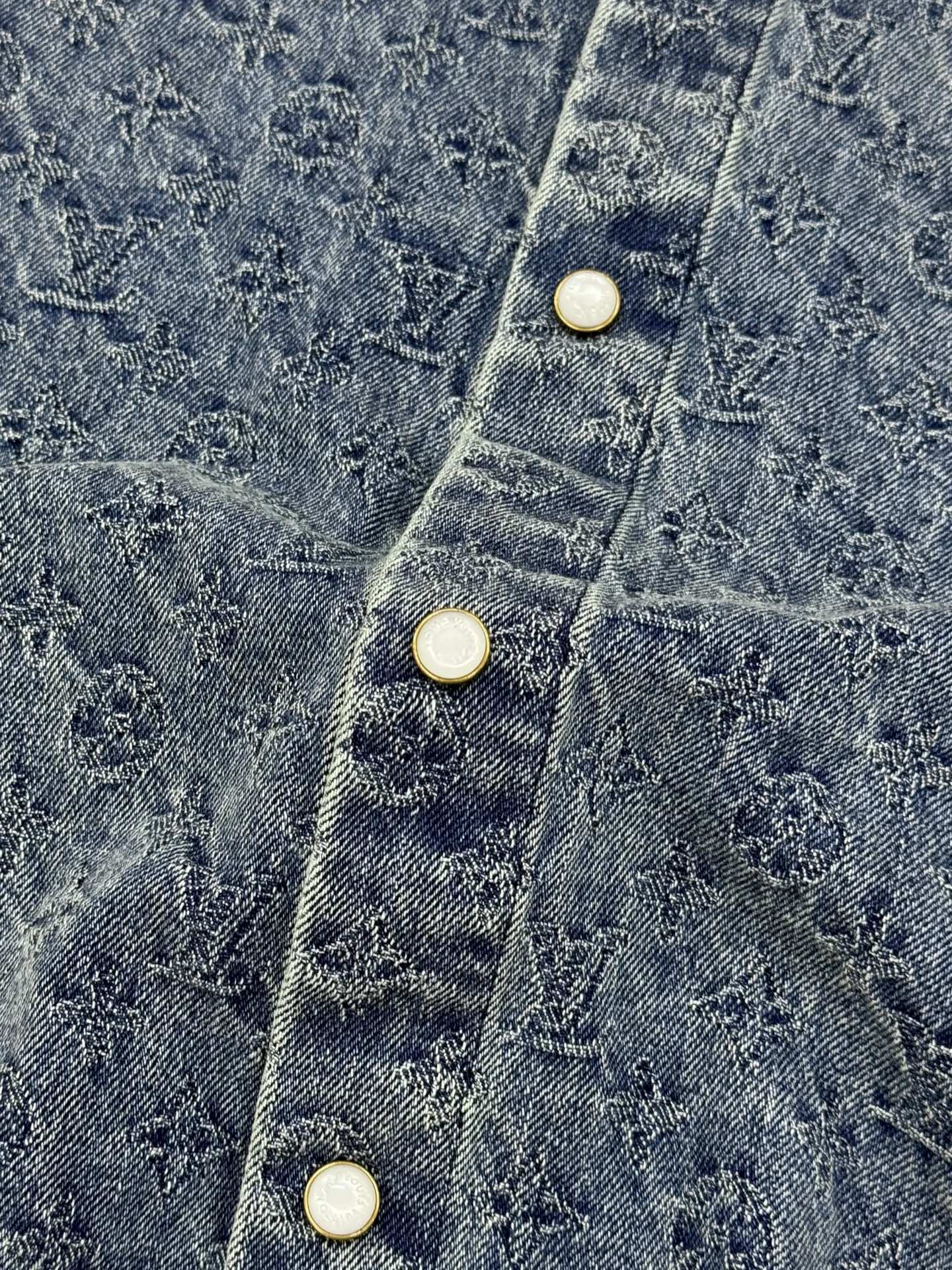 驴牌*25FW新款时装秀的牛仔衬衫.男女同款！闪烁迷人，令日间造型更见出众。 衬衫外套采用牛仔布缝制，满