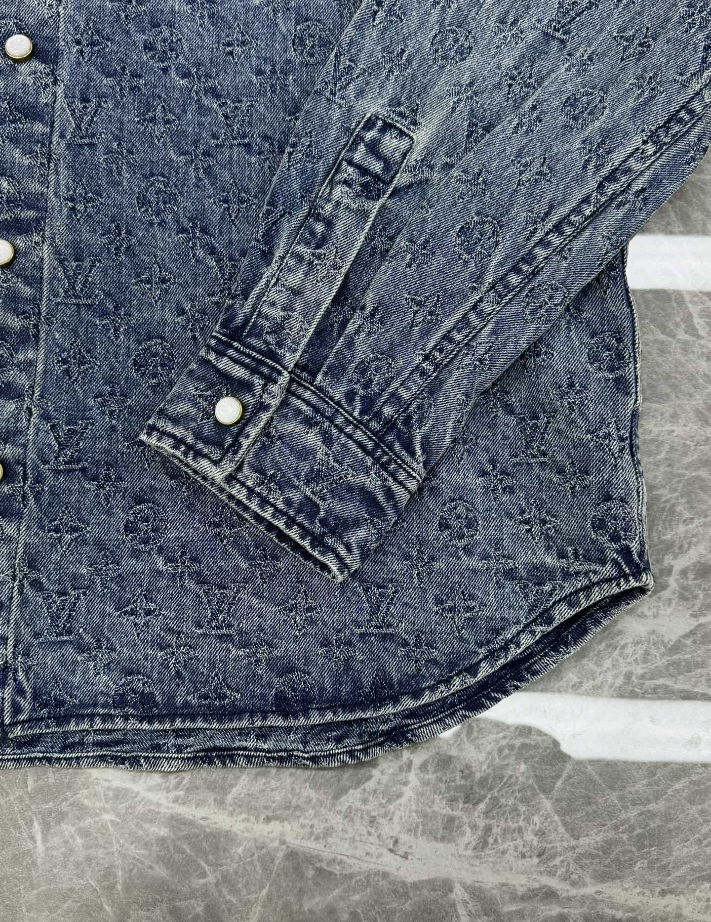 驴牌*25FW新款时装秀的牛仔衬衫.男女同款！闪烁迷人，令日间造型更见出众。 衬衫外套采用牛仔布缝制，满