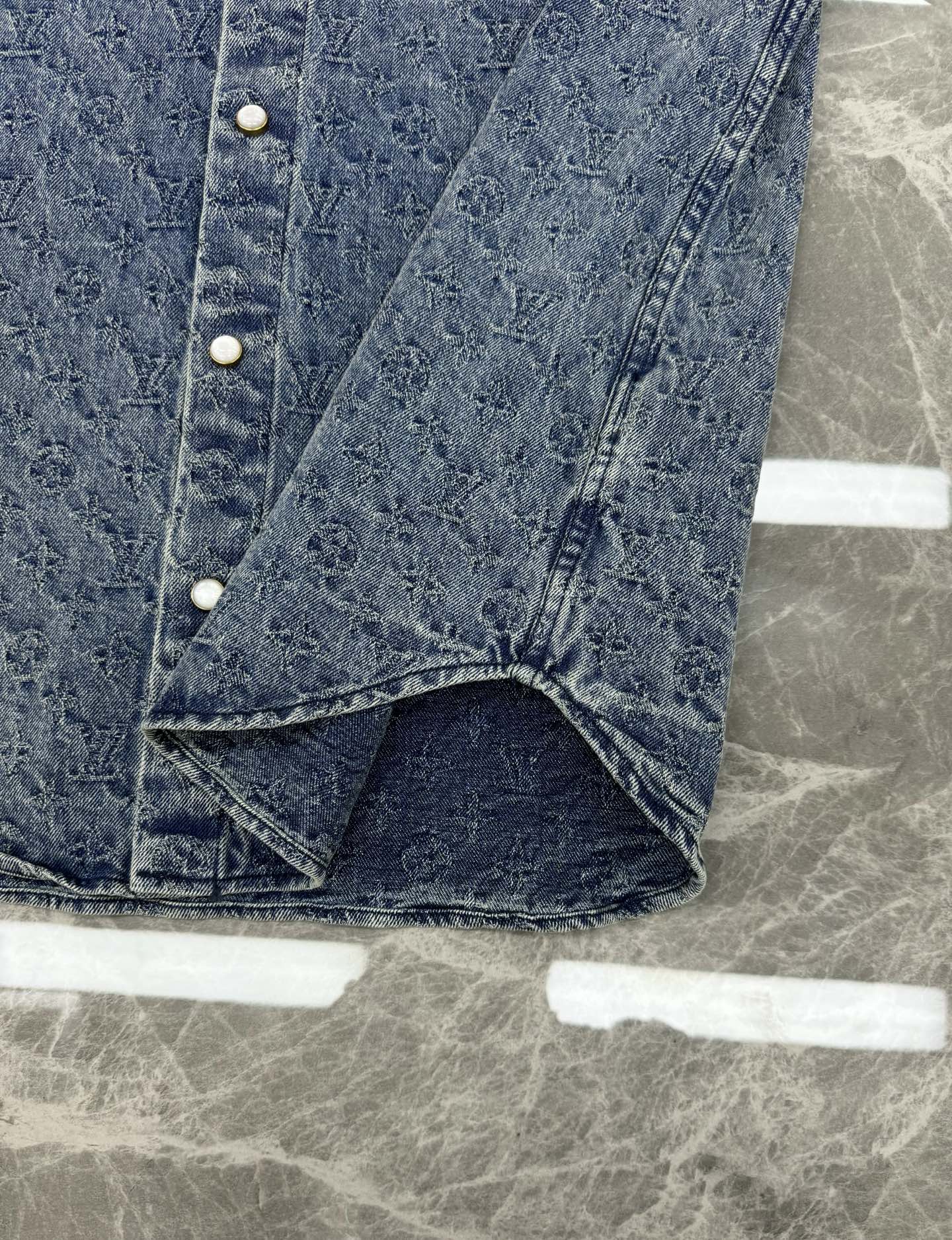 驴牌*25FW新款时装秀的牛仔衬衫.男女同款！闪烁迷人，令日间造型更见出众。 衬衫外套采用牛仔布缝制，满