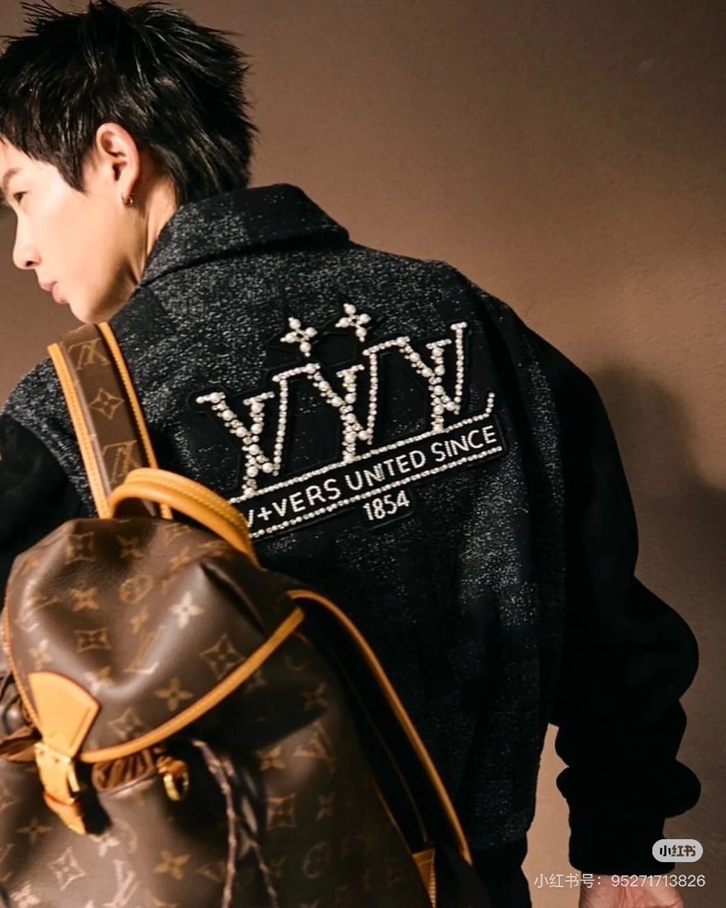 驴牌2025FW 秋冬新款翻领长袖棒球束腰夹克！男女同款！绒面皮革衣袖拼接毛呢衣身莱茵石和树脂珠饰点亮标