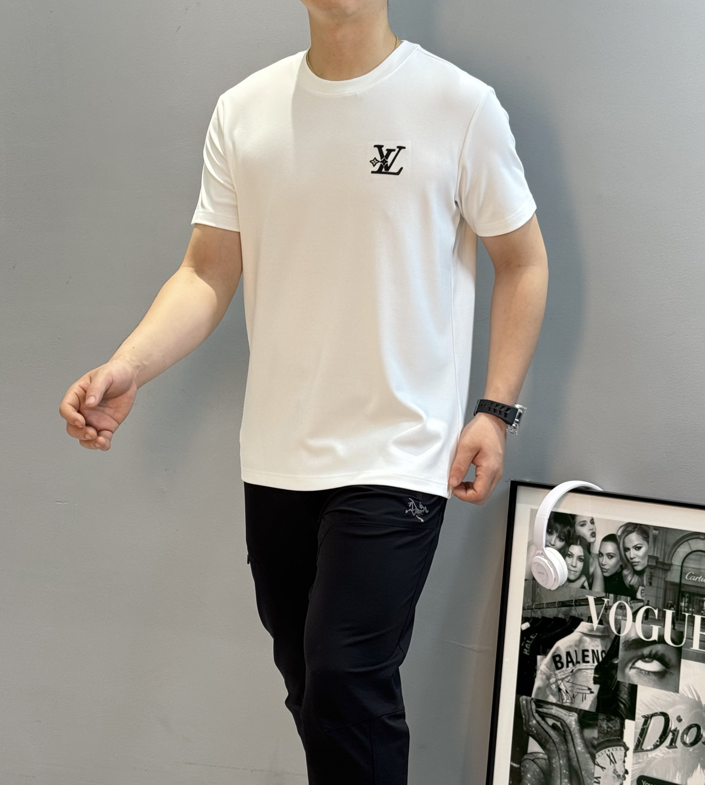 NO:563987,Donkey brand*25s new modal T-shirt. Solid color recommended!  Classic LV logo on the chest. 3D three-dimensional contrast embroidery. Original customization. Exquisite and beautiful. Simple and advanced. The texture is excellent, comfortable and breathable. It is unforgettable!  Made of 300g modal cotton fabric, it feels very soft and comfortable next to the body!  A masterpiece with great care. All three standards are met!  Color black. White. Size M-3XL slim fit!  (S and 4XL can be customized!) 175/140 pounds recommended L,, louis vuitton, louis vuitton, tees, t-shirt, alexander wang19860909驴牌*25s新款莫代尔T恤.纯色系推荐！胸口经典lv标识.3D立体撞色绣花.原版定制.精致好看.简单高级.质感极好舒适又透气.让人过目难忘！采用300g莫代尔棉面料,贴身体感非常柔软舒适！极其用心的力作.三标齐！颜色黑色.白色.码数M-3XL修身版型！（S和4XL可订做！）175/140斤建议L,,louis vuitton,louis vuitton,tees，t-shirt,alexander wang,Men's clothing