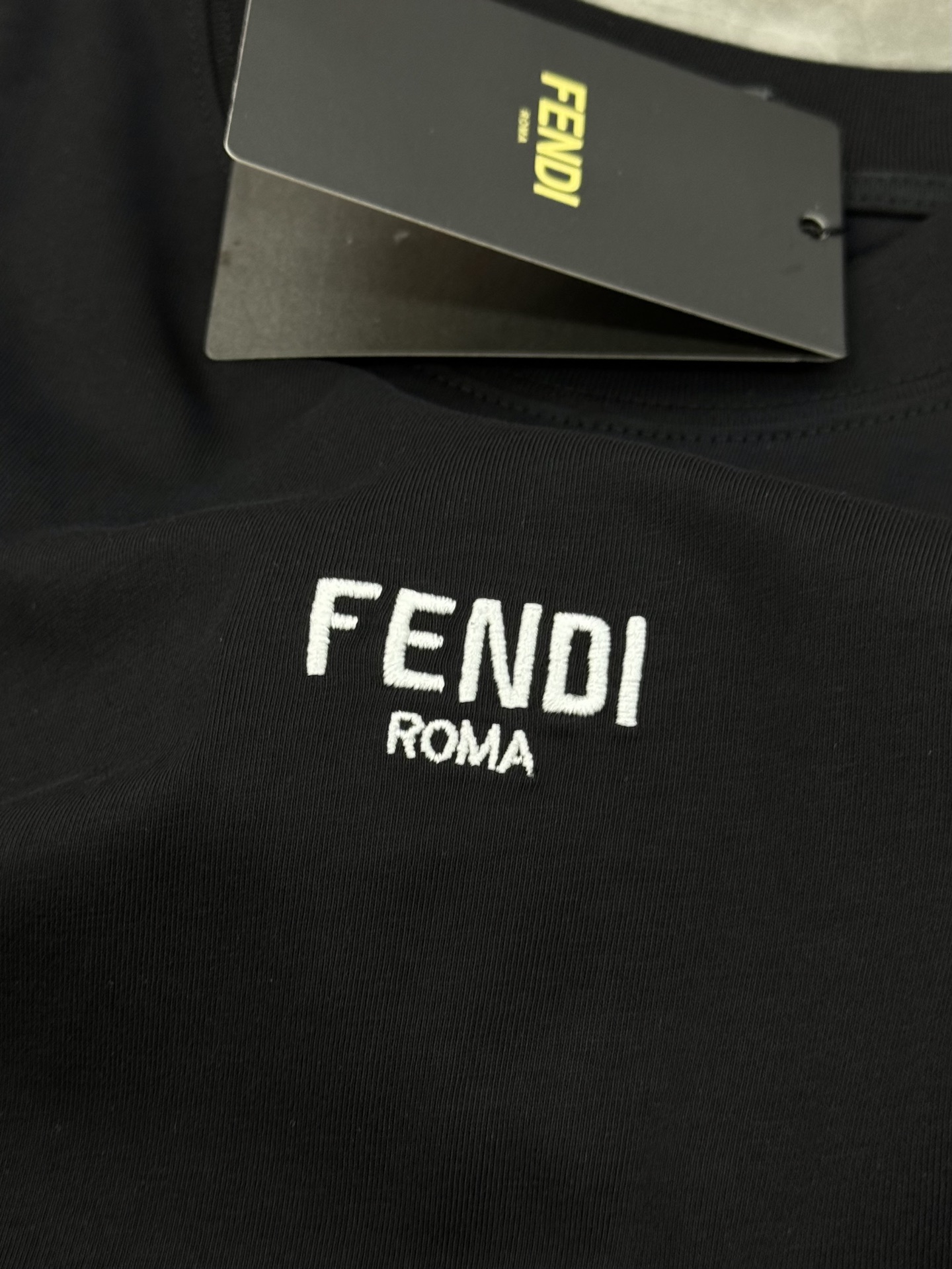 FENDI芬迪25s新款长袖T恤.男同款.基础款推荐！真的很好看且百搭.上身减龄效果妥妥的，怎么搭配都好